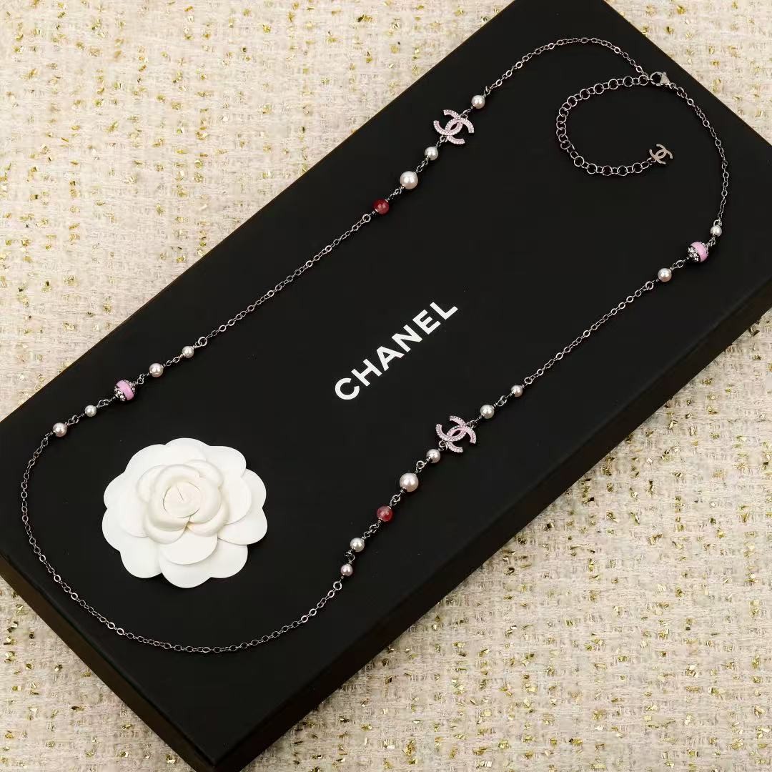 <p>CHANEL&nbsp;粉色珐琅毛衣链</p>