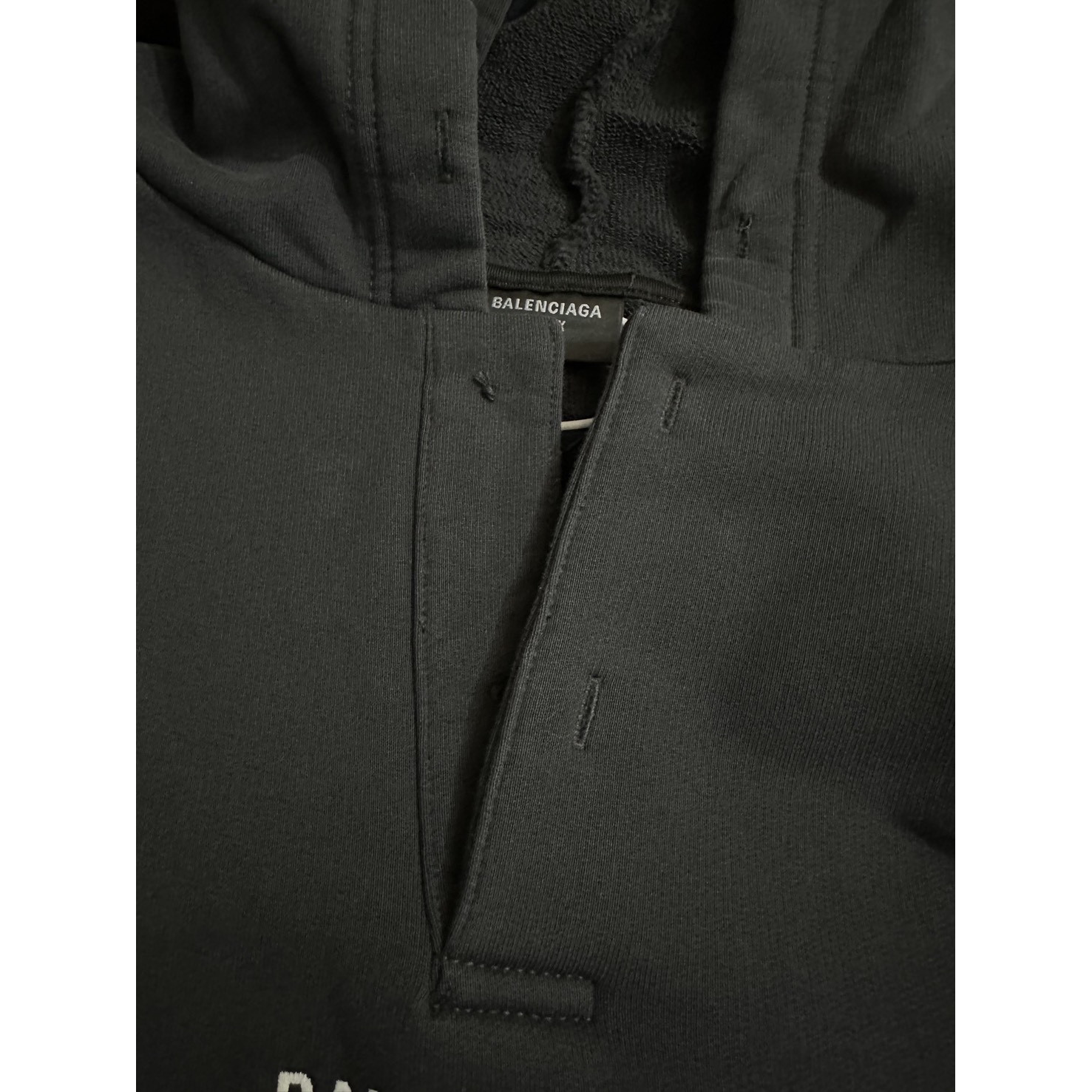 <p>Balenciaga 开领刺绣logo连帽卫衣(黑)</p>