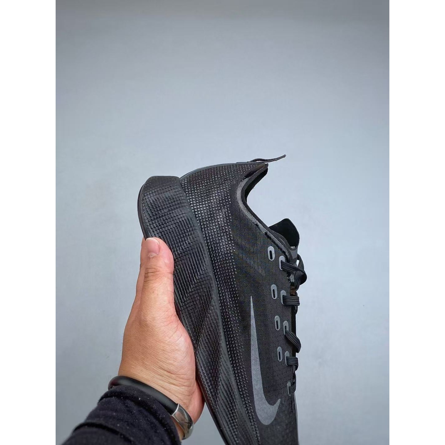<p>Nike AVA X 透气支撑跑步鞋(黑灰)</p>