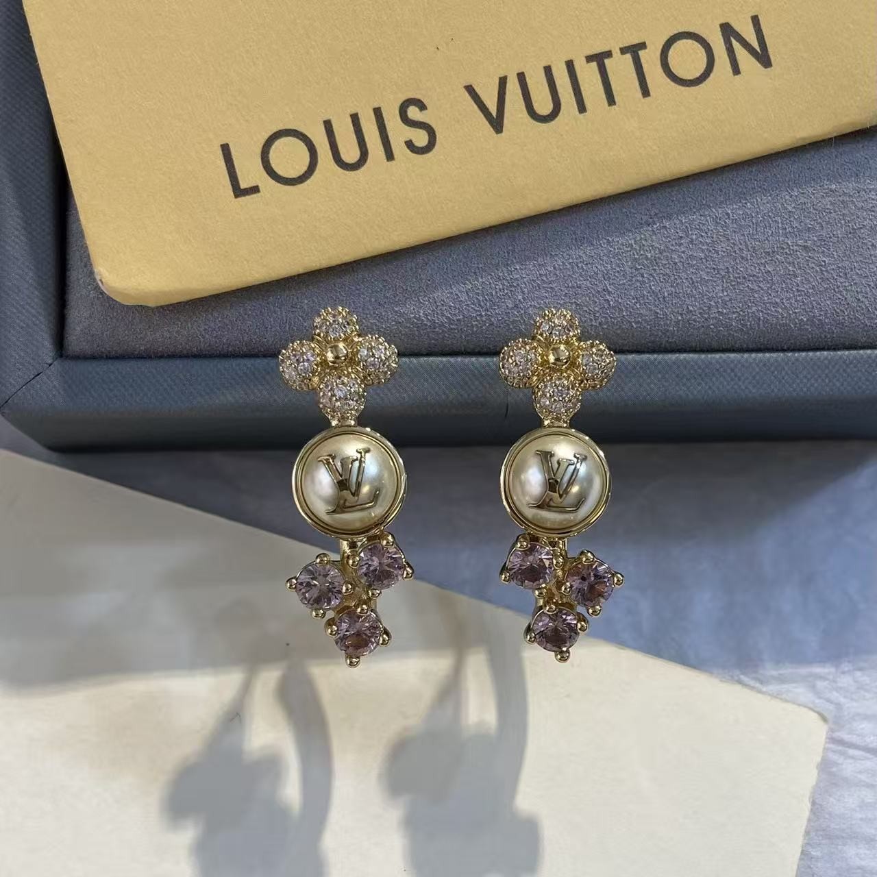 <p>LV 七夕限定花卉耳钉</p>