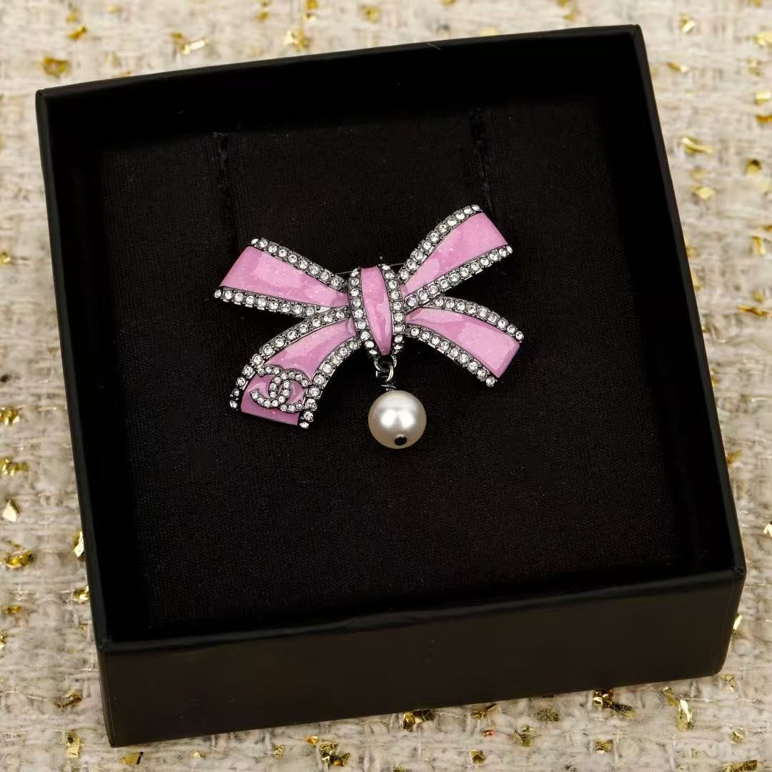 <p>CHANEL&nbsp;蝴蝶结胸针</p>