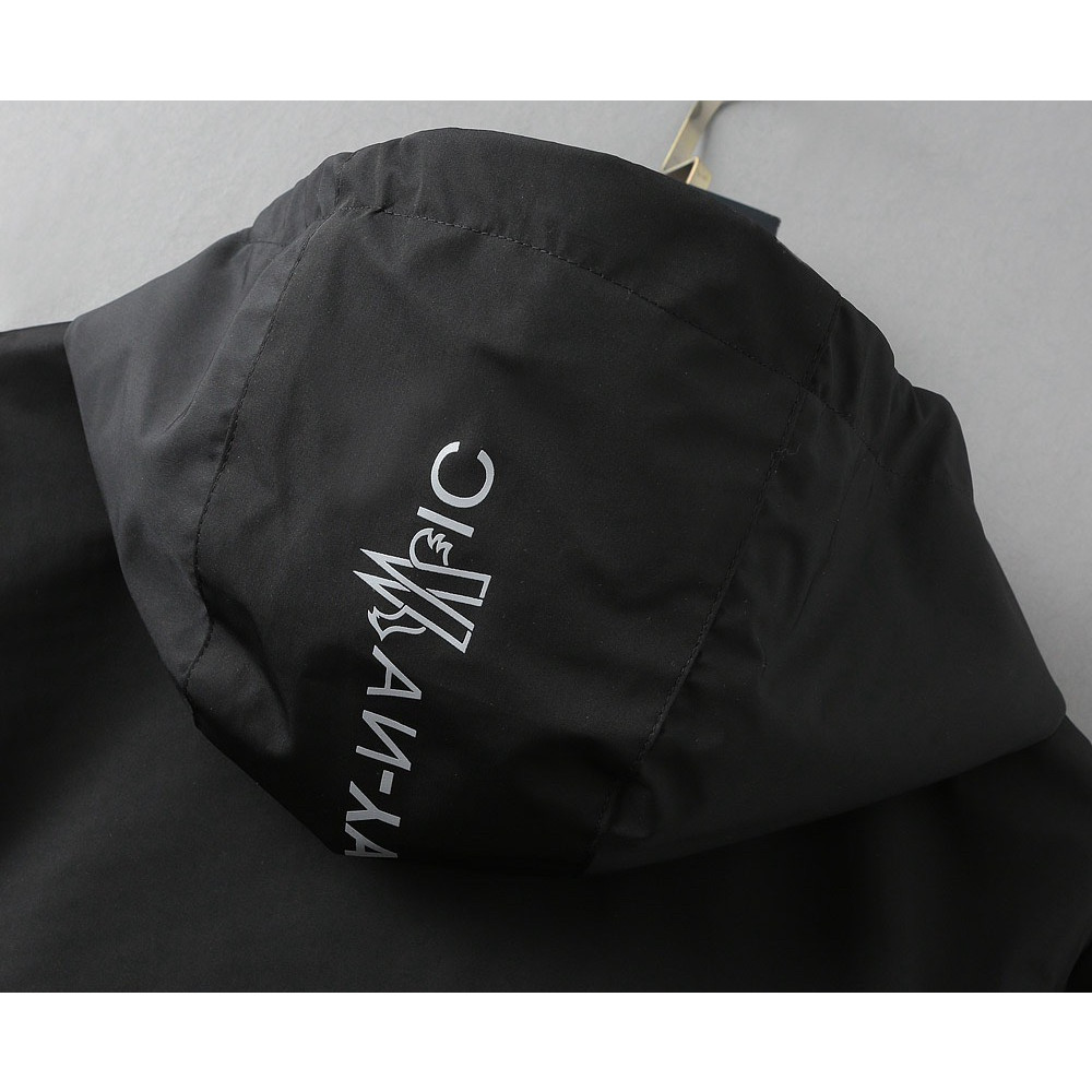 <p>Moncler 新款男士夹克外套</p>