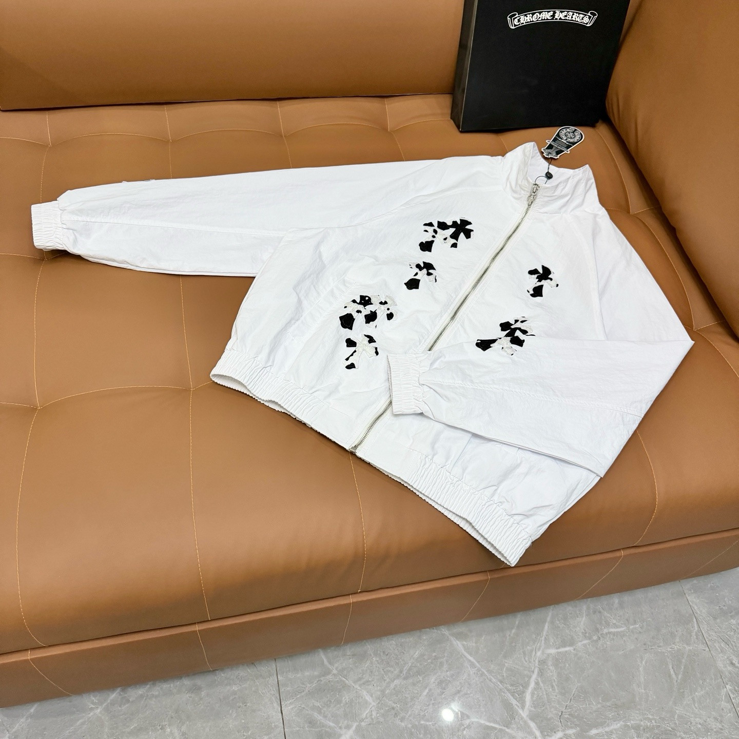 <p>CHROME HEARTS 五金拉链外套(白)</p>