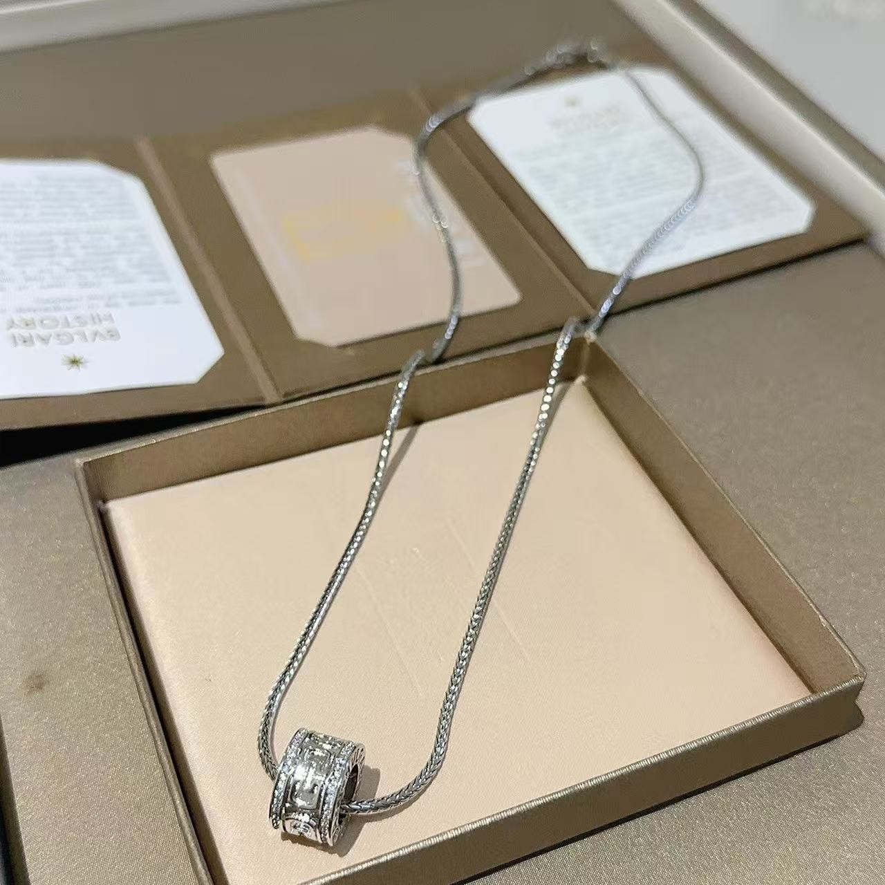 <p>BVLGARI&nbsp;项链</p>