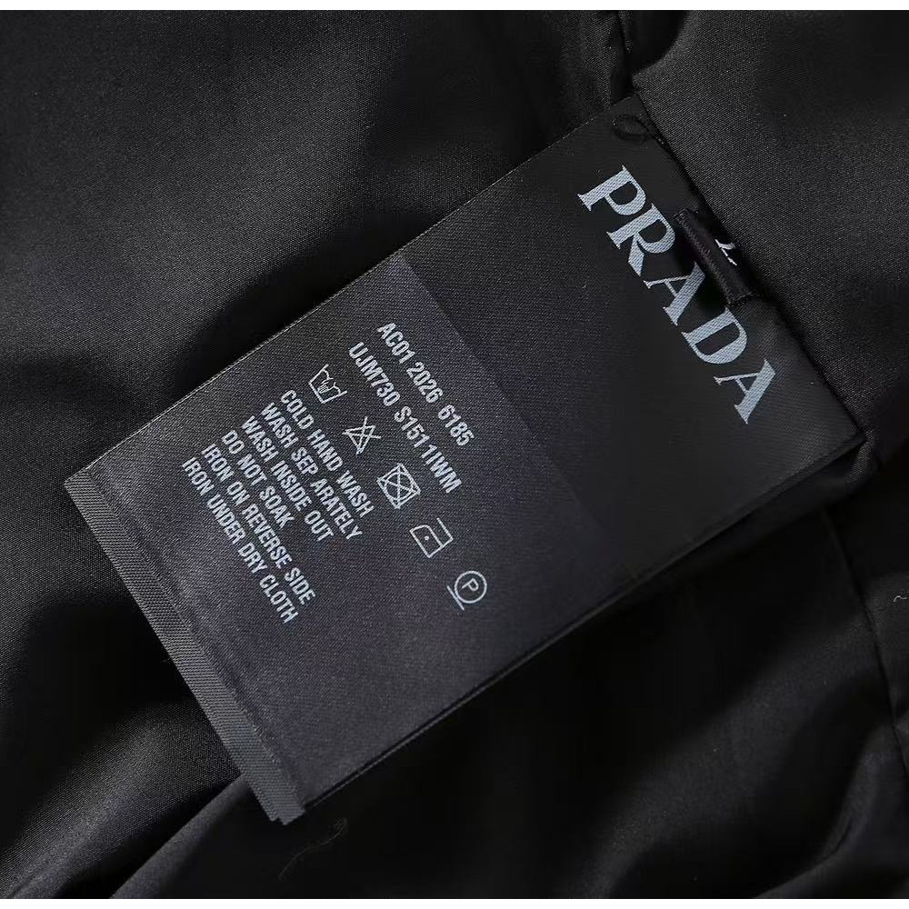 <p>PRADA 男士夹克外套(800861)</p>