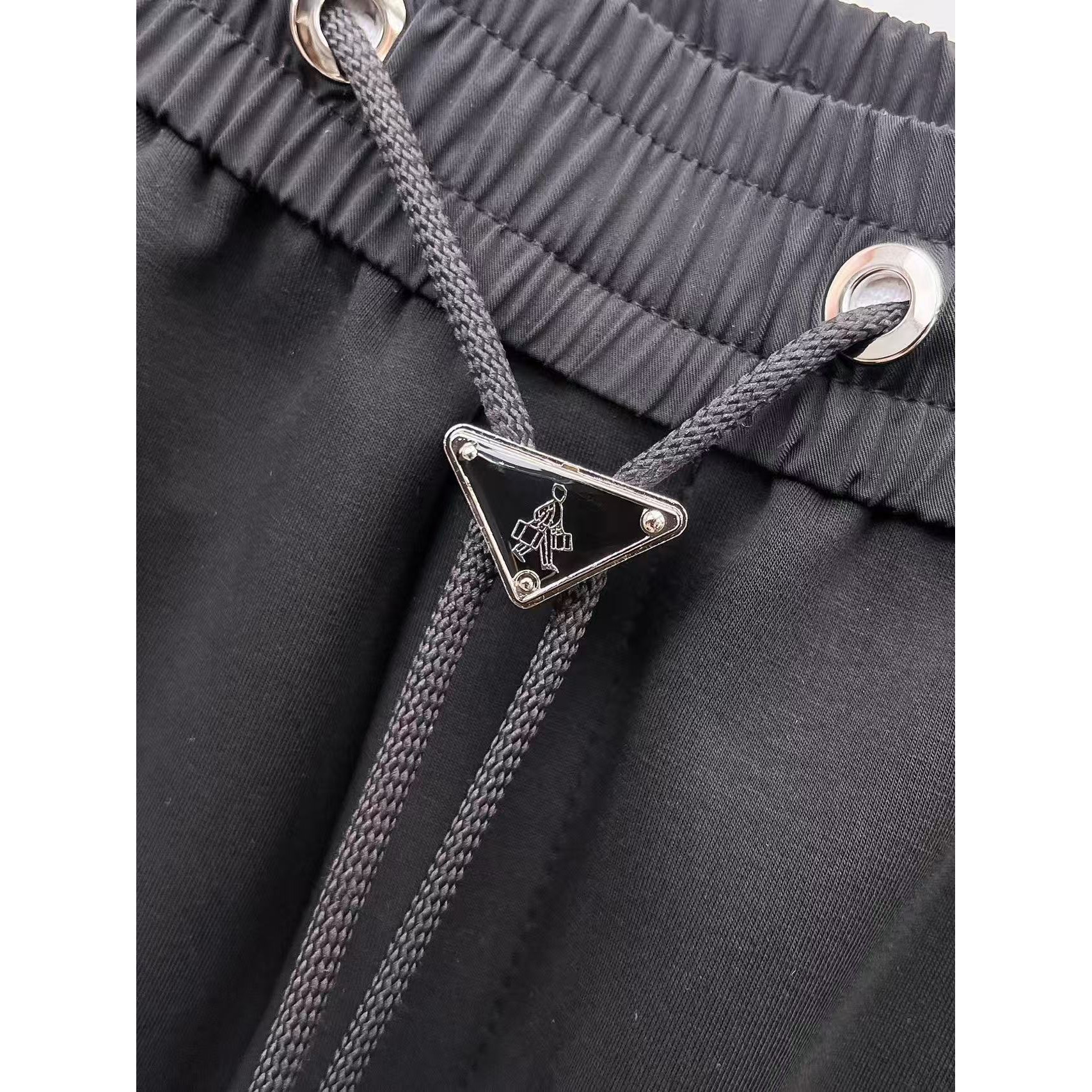 <p>PRADA 专柜新款休闲短裤(黑)</p>