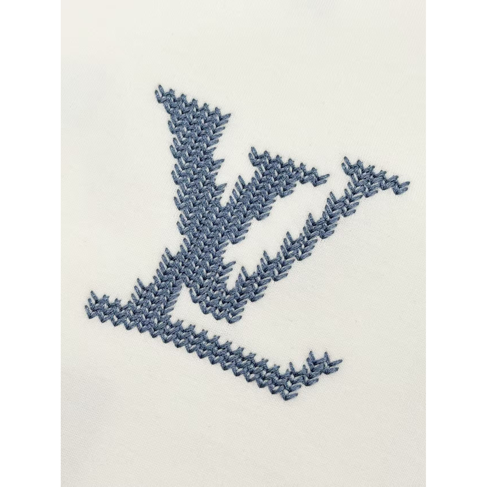 <p>LV&nbsp;刺绣短袖T恤(白)</p>