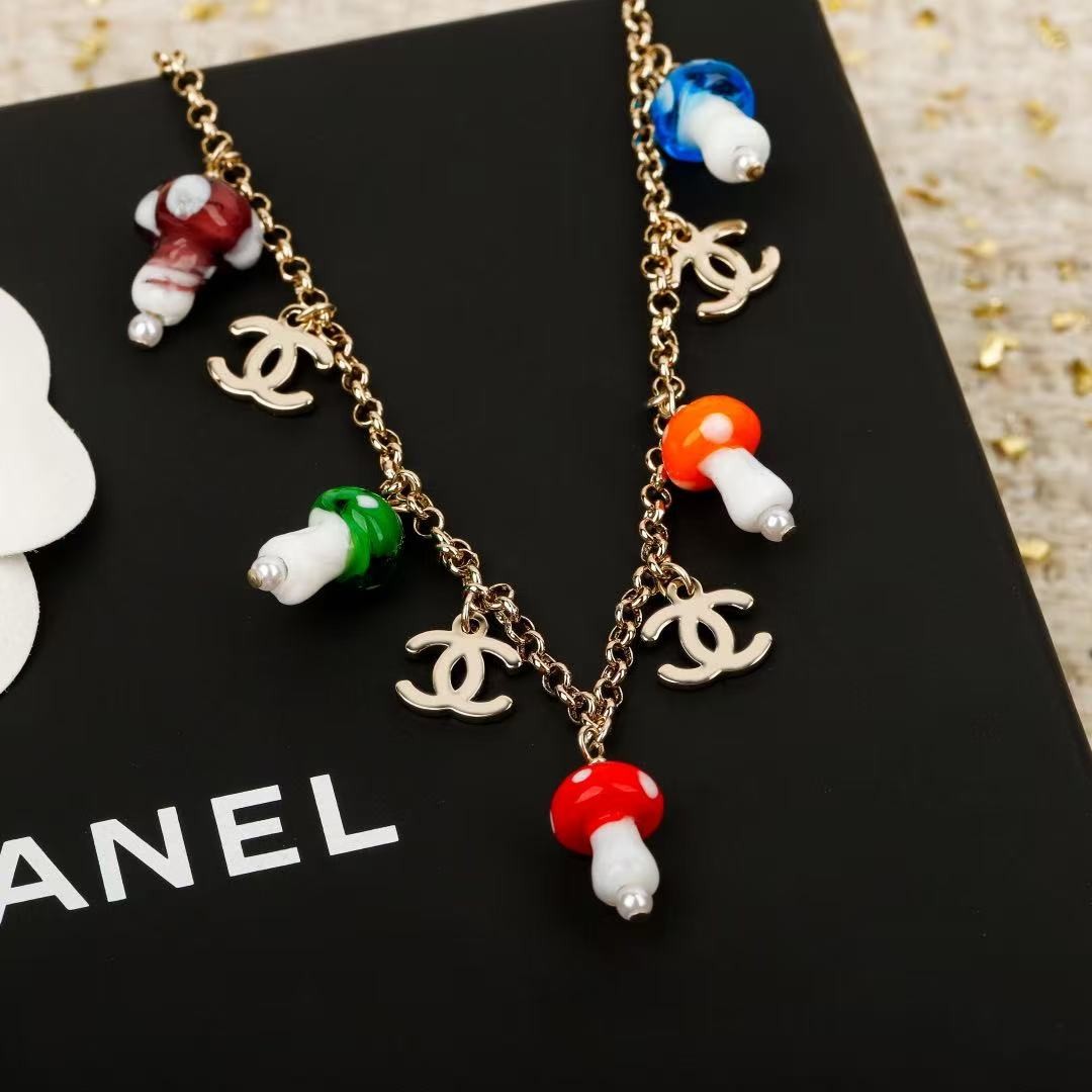 <p>CHANEL&nbsp;多彩蘑菇项链</p>