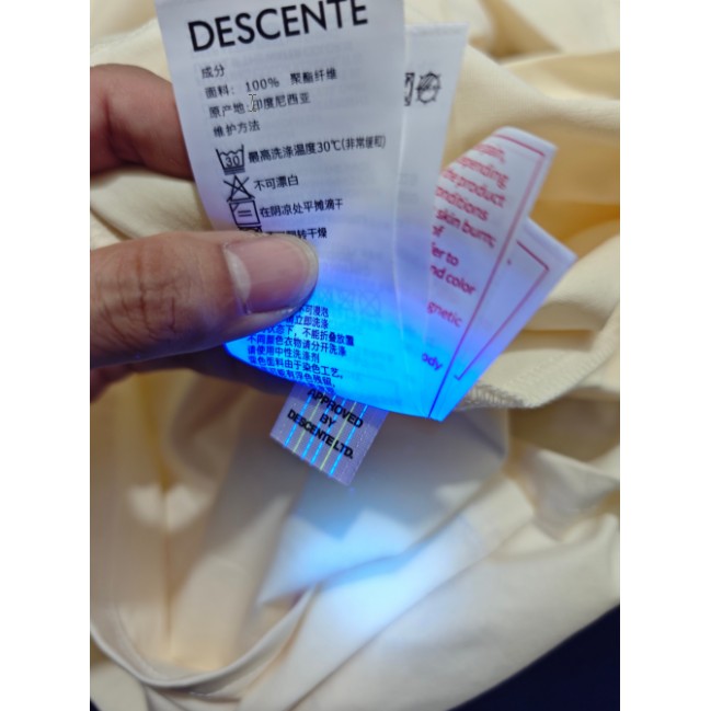 <p>DESCENTE 速乾短袖T恤</p>