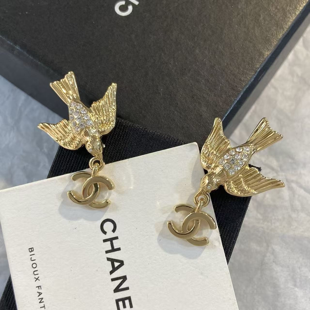 <p>CHANEL 飞鸟双C耳环</p>