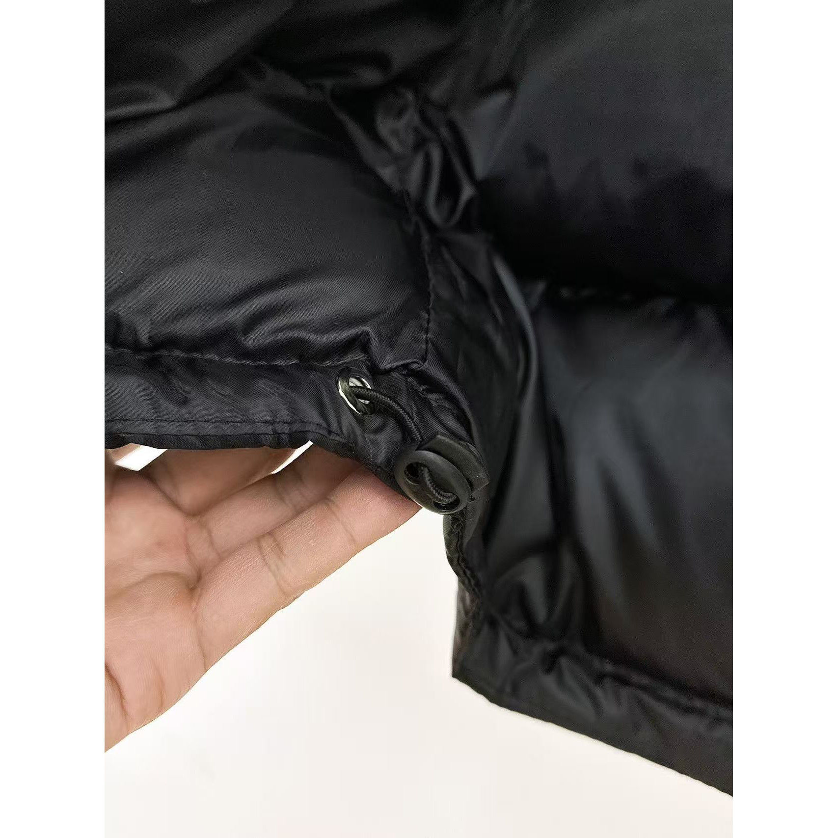<p>GUCCI 秋冬新款羽绒服(黑)</p>
