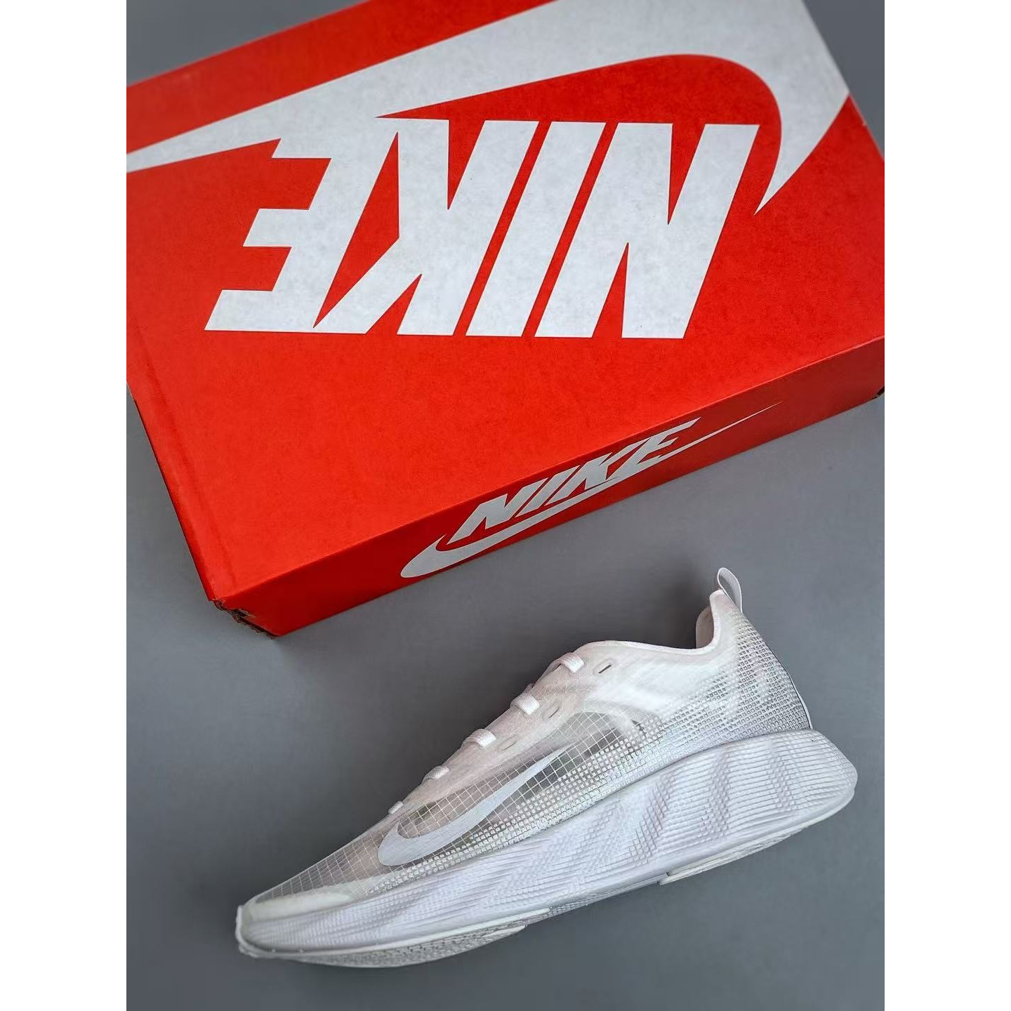 <p>Nike AVA X&nbsp; 透气支撑跑步鞋(白)</p>