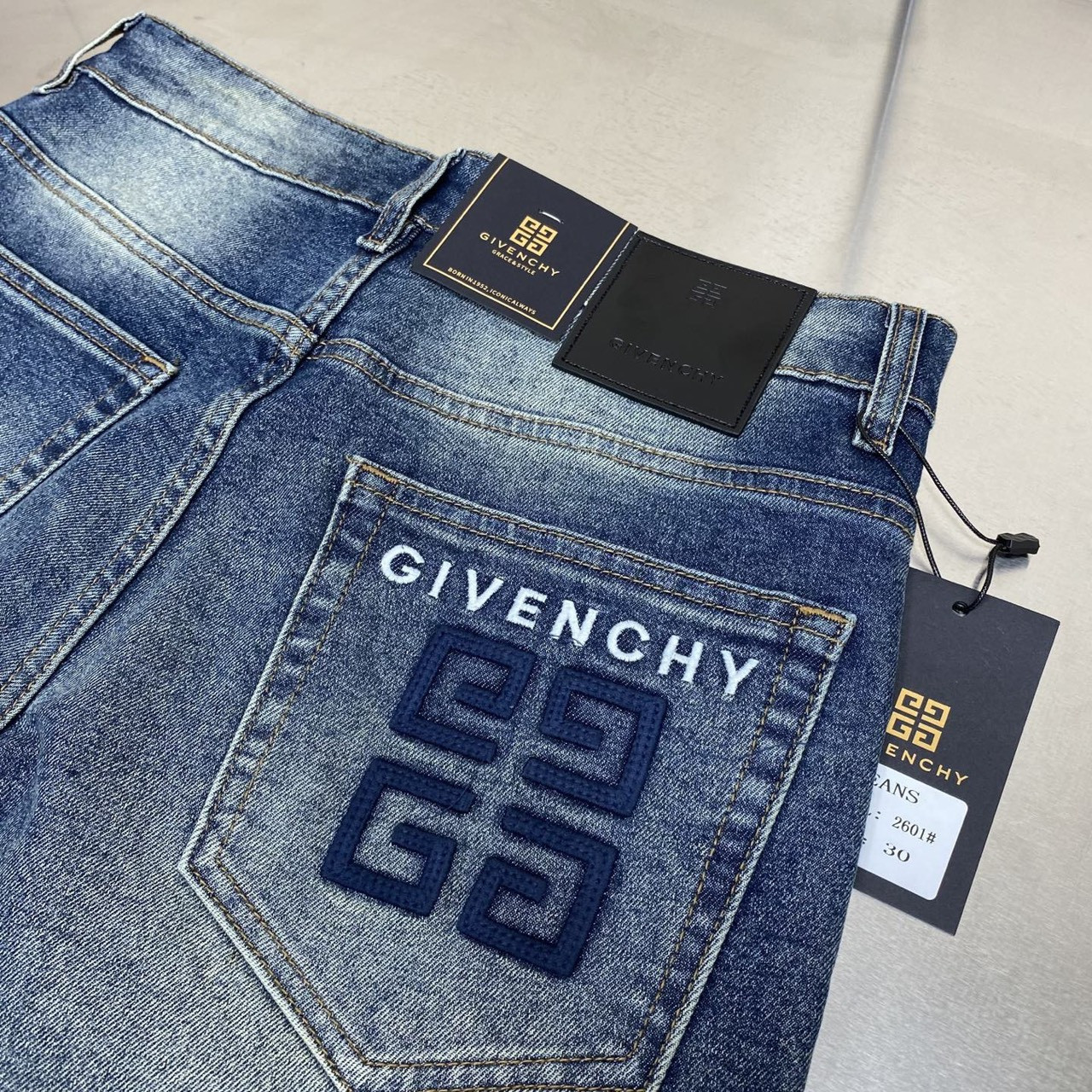 <p>GIVENCHY 丹宁水洗牛仔裤(2601)</p>