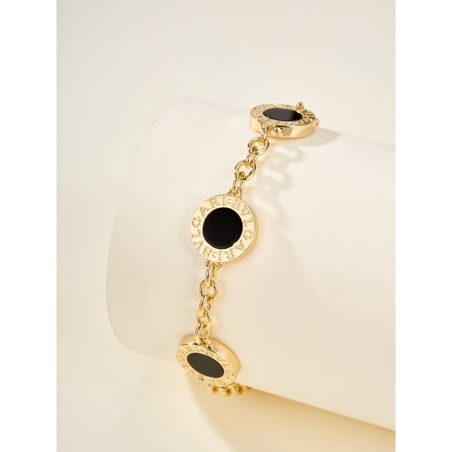 <p>Bvlgari logo钱币系列粗金色手链</p>
