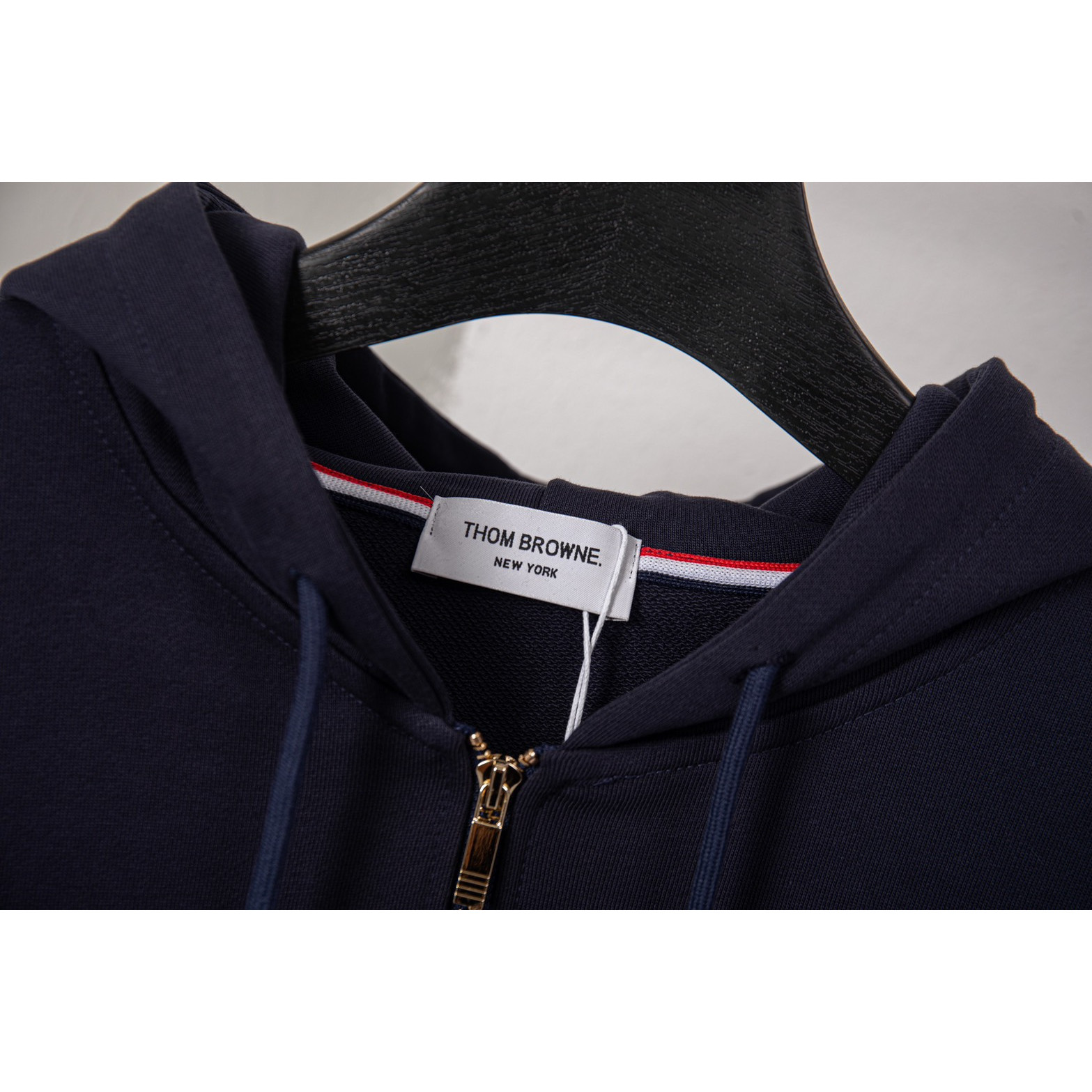 <p>Thom Browne&nbsp;连帽抽绳外套(藏青DZ16)</p>