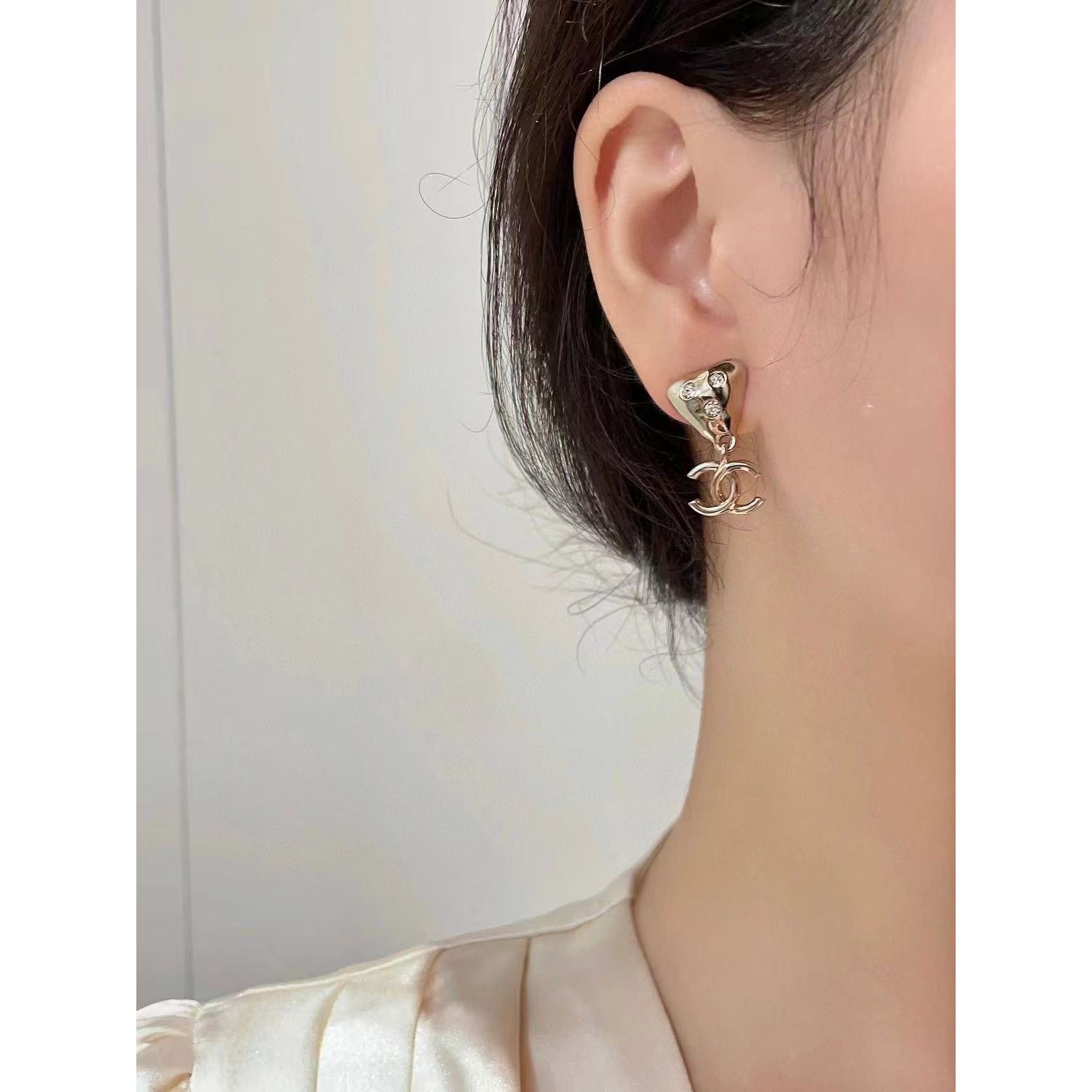 <p>CHANEL 淡金色三角双Ｃ耳环</p>