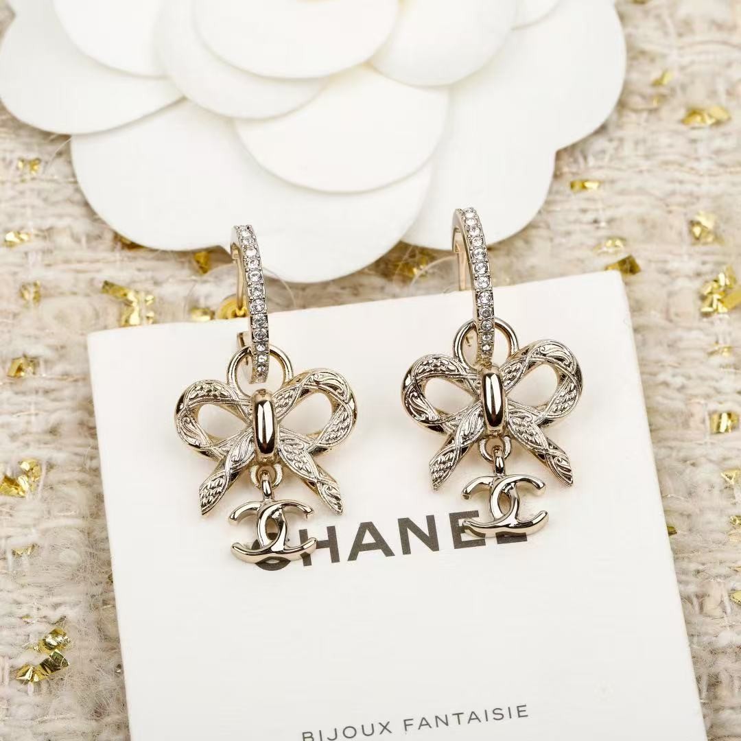 <p>CHANEL&nbsp;蝴蝶结吊双C耳环</p>