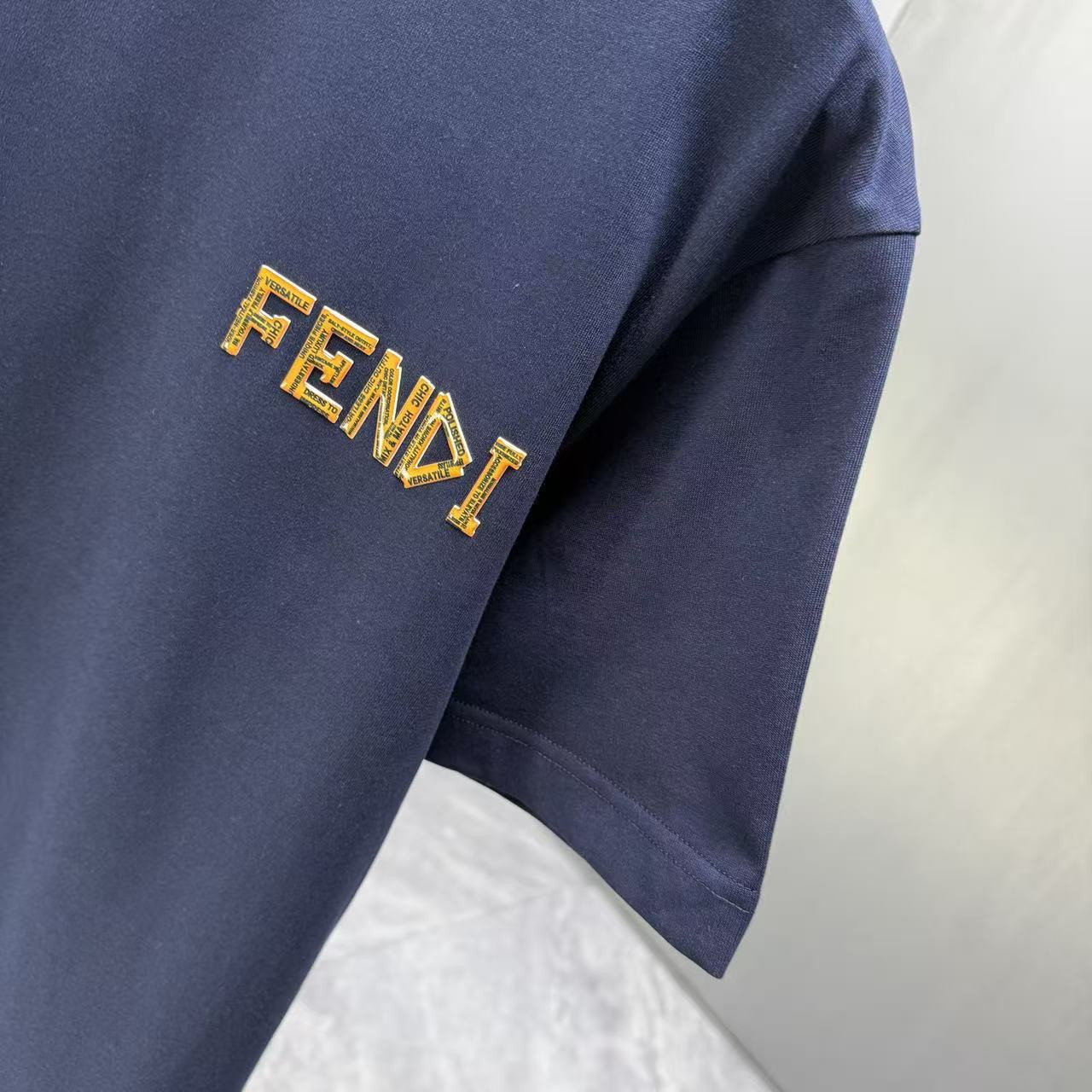 <p>FENDI 短袖T恤(深藍)</p>