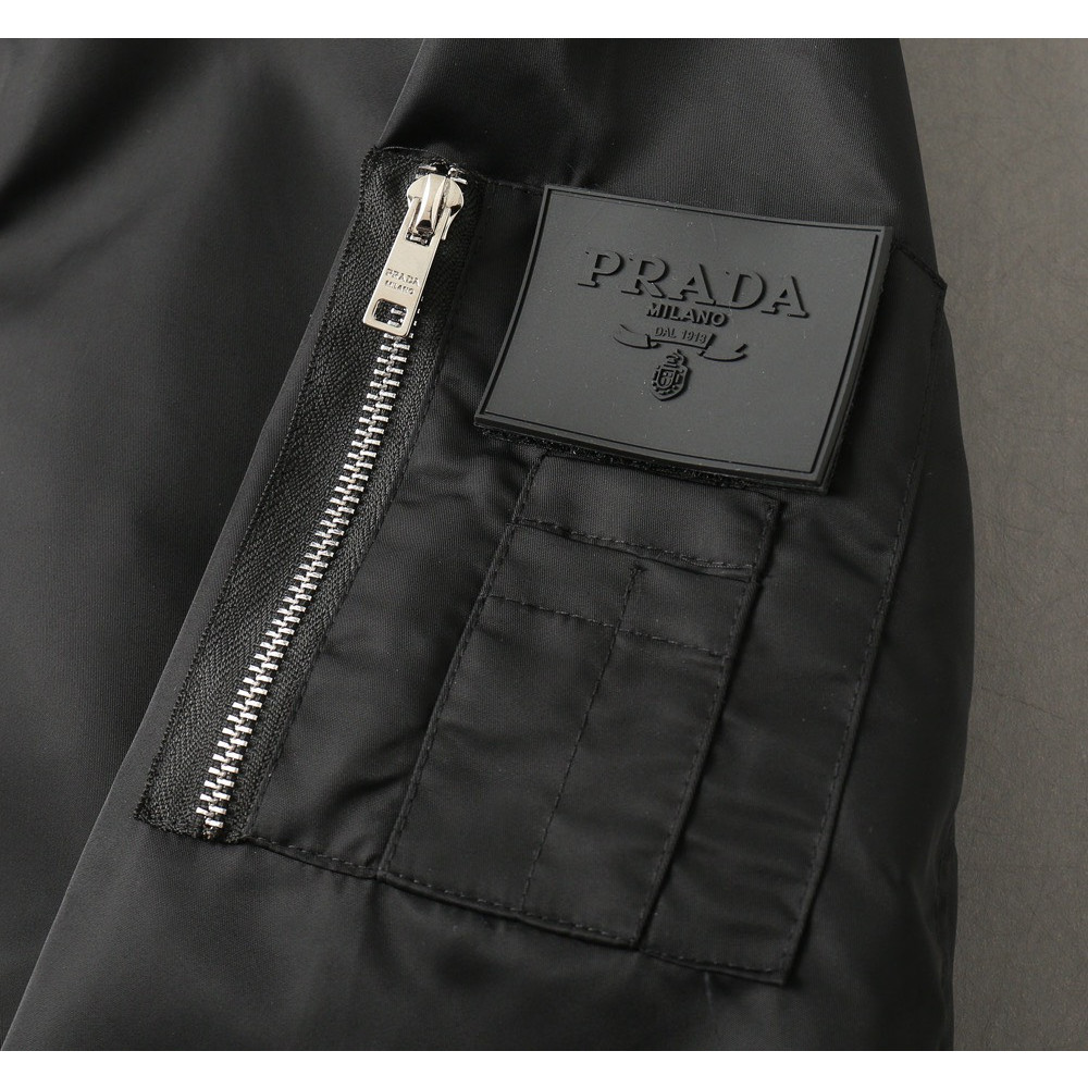 <p>Prada 新款男士夹克外套</p>