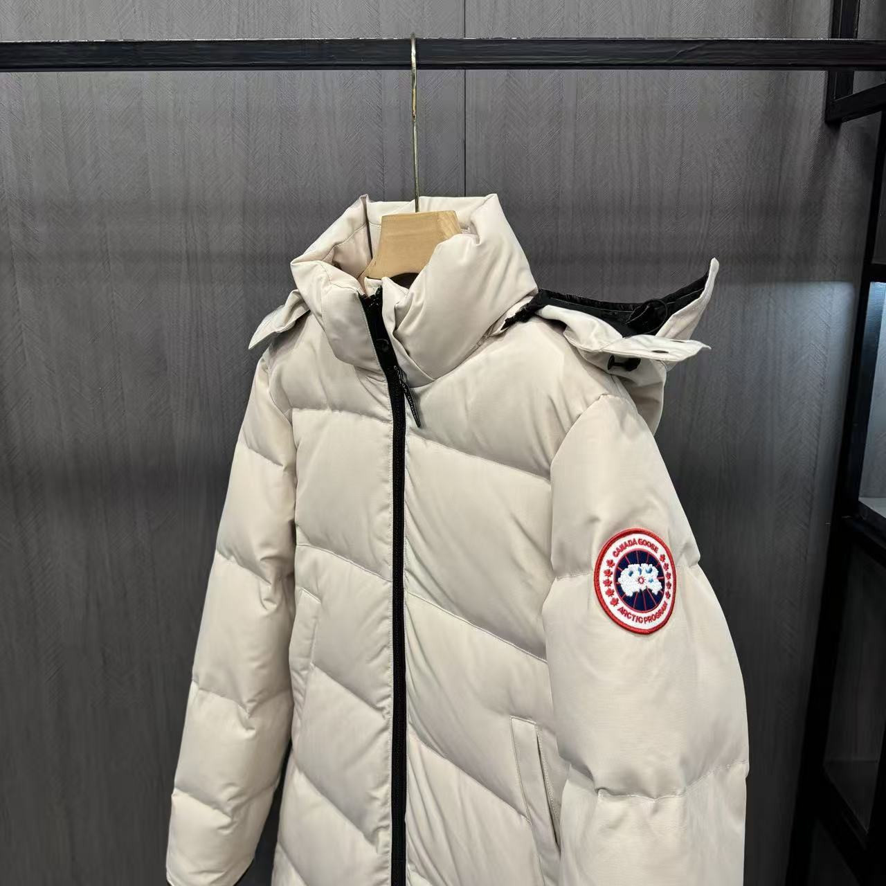<p>Canada Goose 可拆卸兜帽全長款羽绒服(卡其)</p>