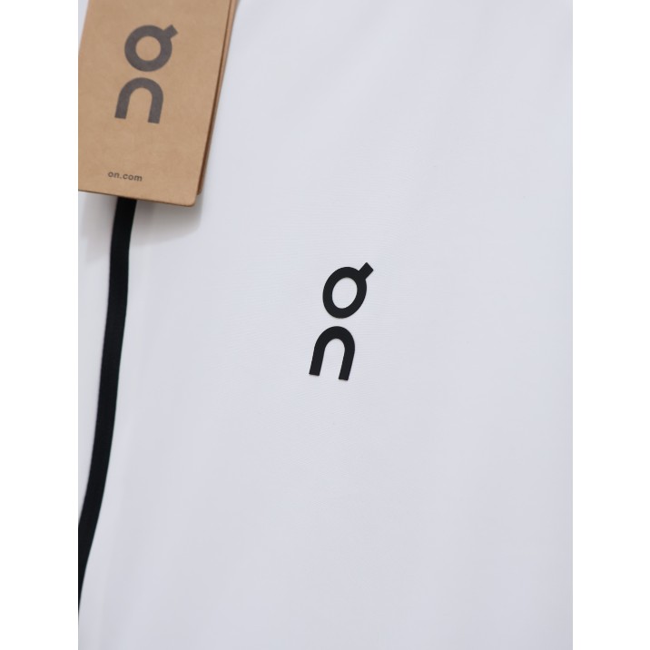 <p>On&nbsp; 輕量連帽夾克外套(白)&nbsp;</p>