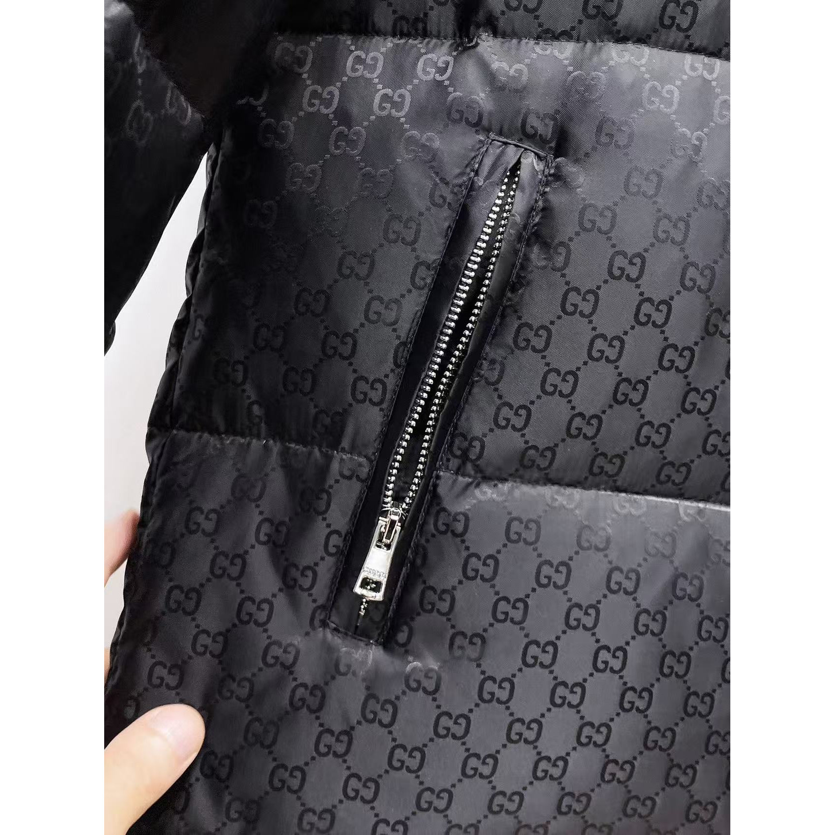 <p>GUCCI 秋冬新款羽绒服(黑)</p>