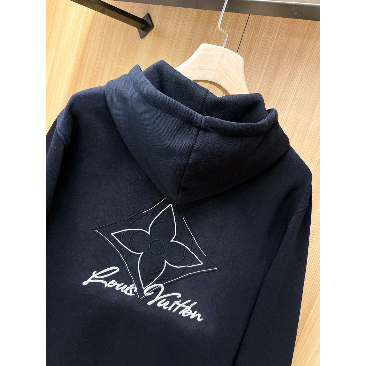 <p>LV 精品外套(藏青)</p>