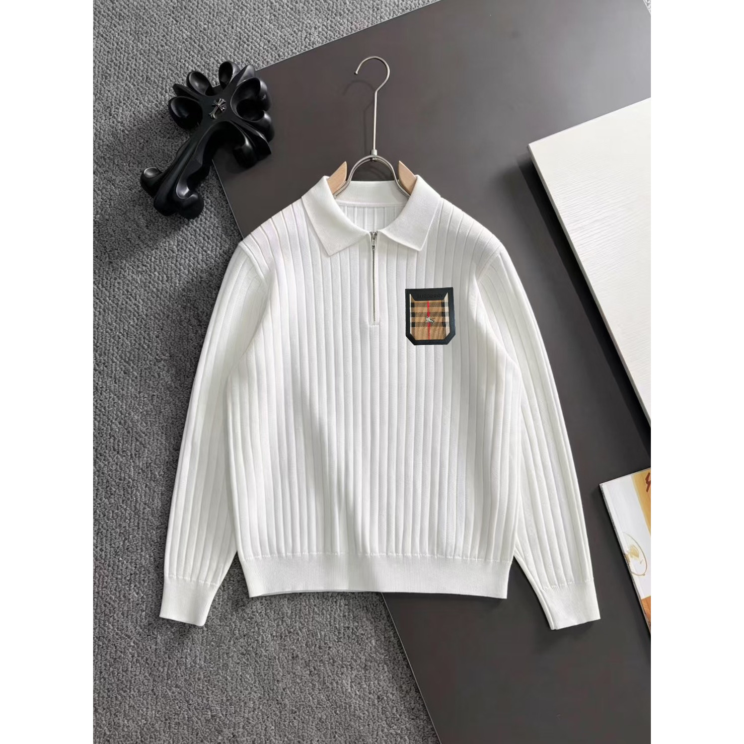 <p>BURBERRY&nbsp;&nbsp;高品质男士毛衣(白)</p>
