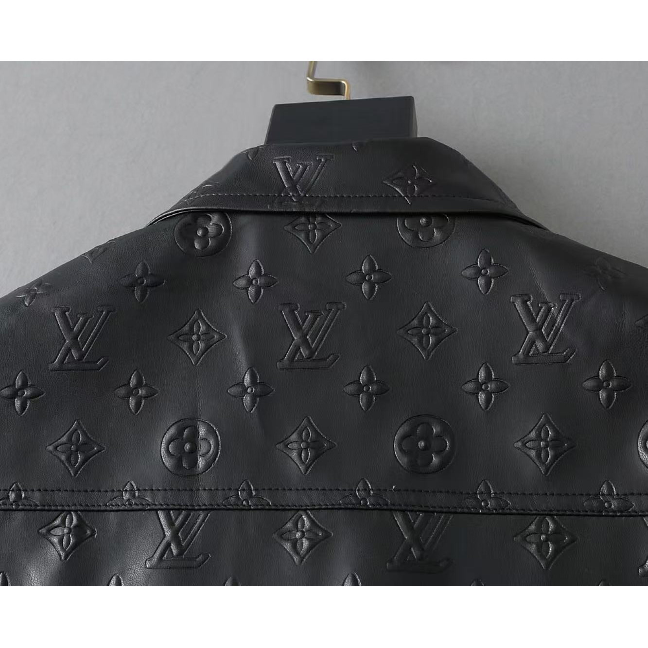 <p>LV&nbsp;男士皮夹克外套(黑)</p>