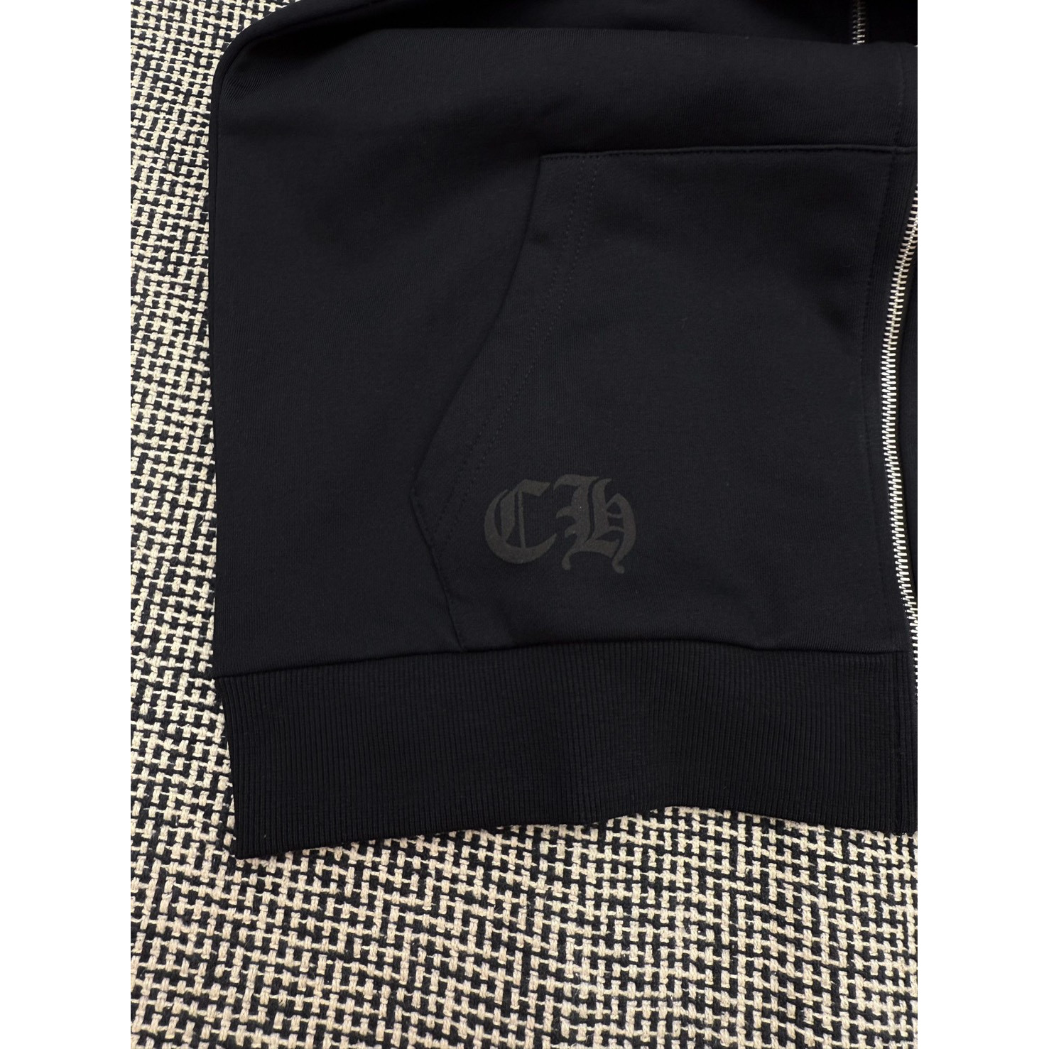 <p>Chrome Hearts 马蹄花纹手臂连帽拉链卫衣(黑底紫梵文)</p>