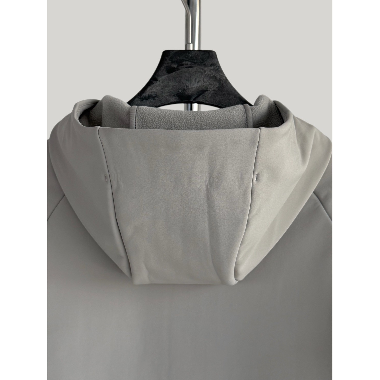<p>KOLON SPORT 软壳加薄绒冲锋衣(米白灰)</p>