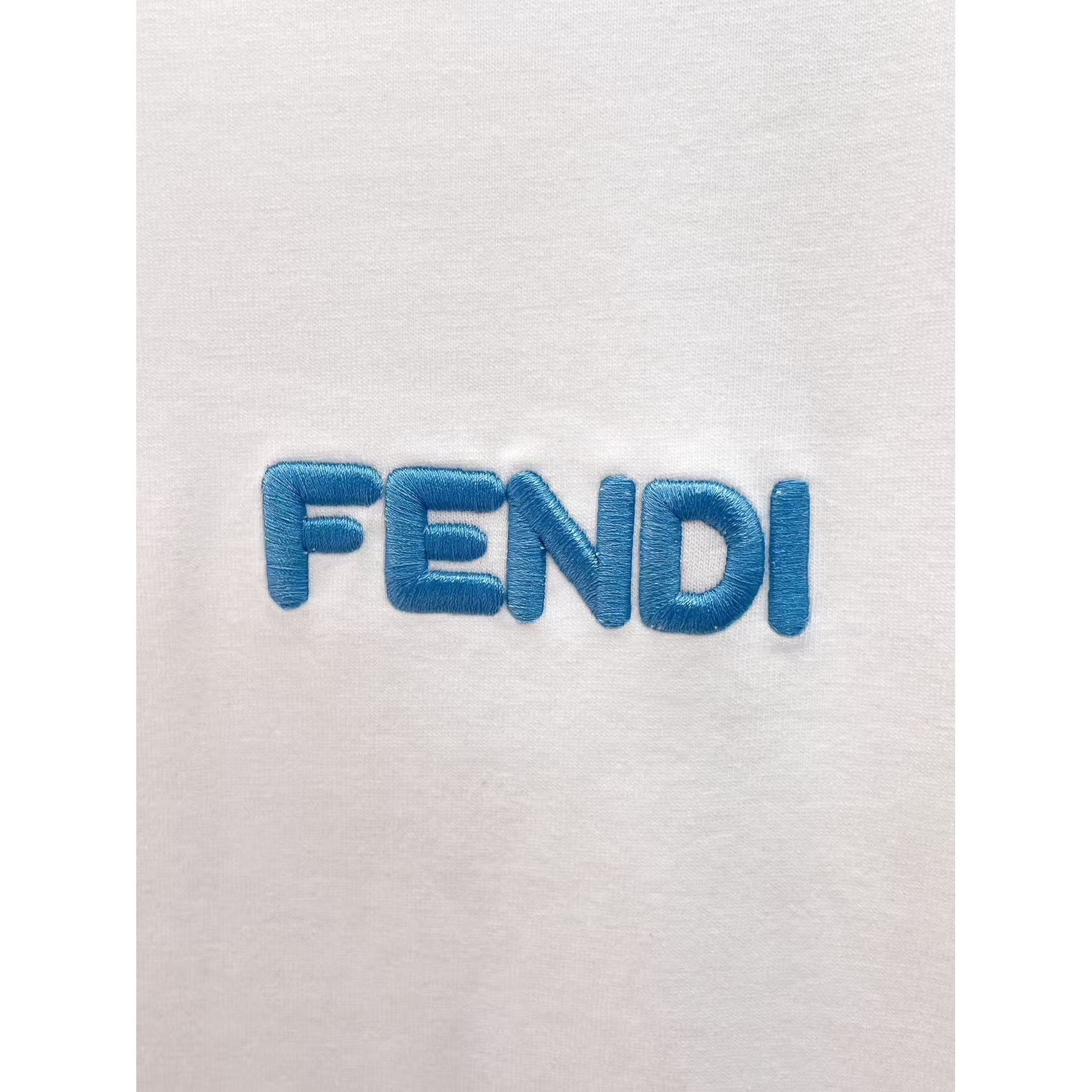 <p>FENDI&nbsp; 专柜新款短袖T恤(白)</p>