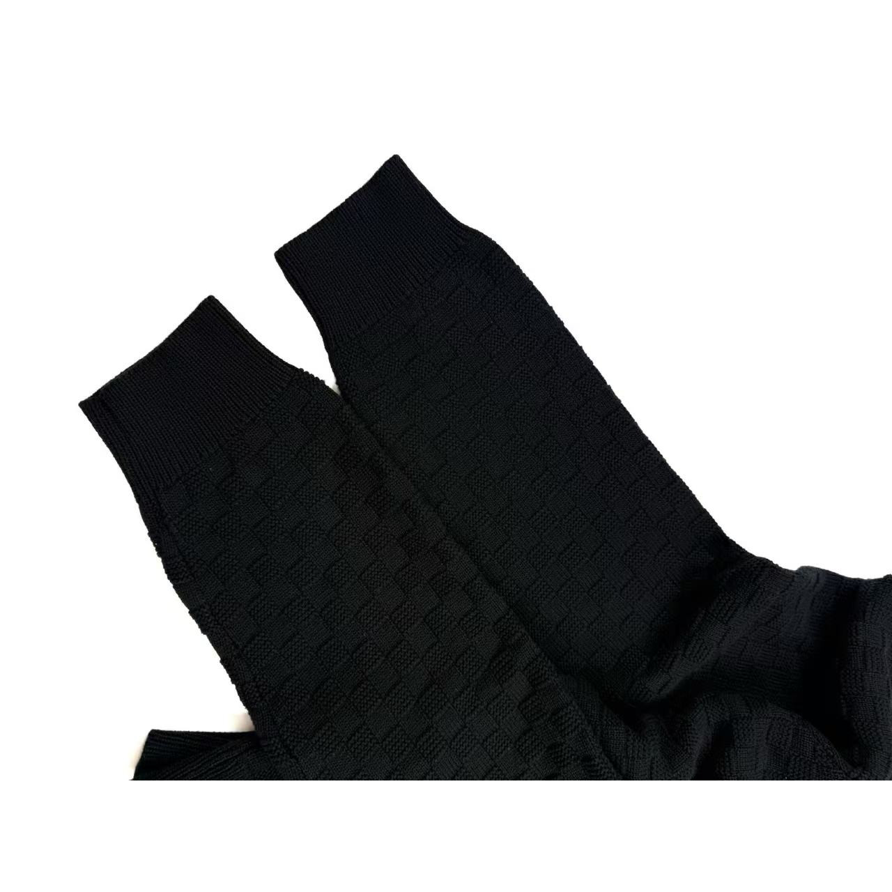<p>LV 立领半拉链长袖毛衣(783045)&nbsp;</p>