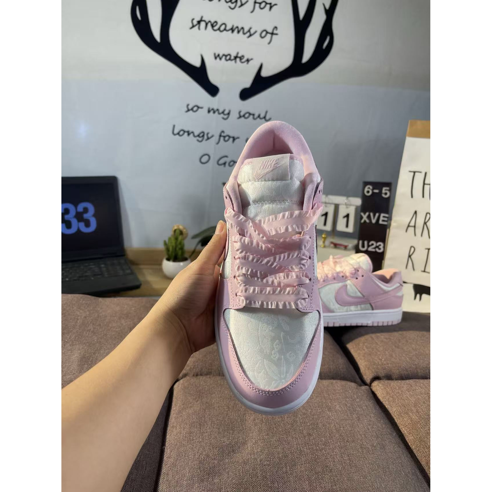 <p>WMNS NIKE DUNK LOW SE SFF(粉色)</p>