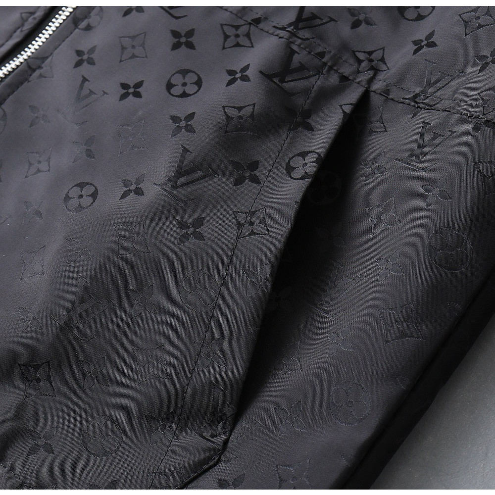 <p>LV 新款男士夹克外套</p>