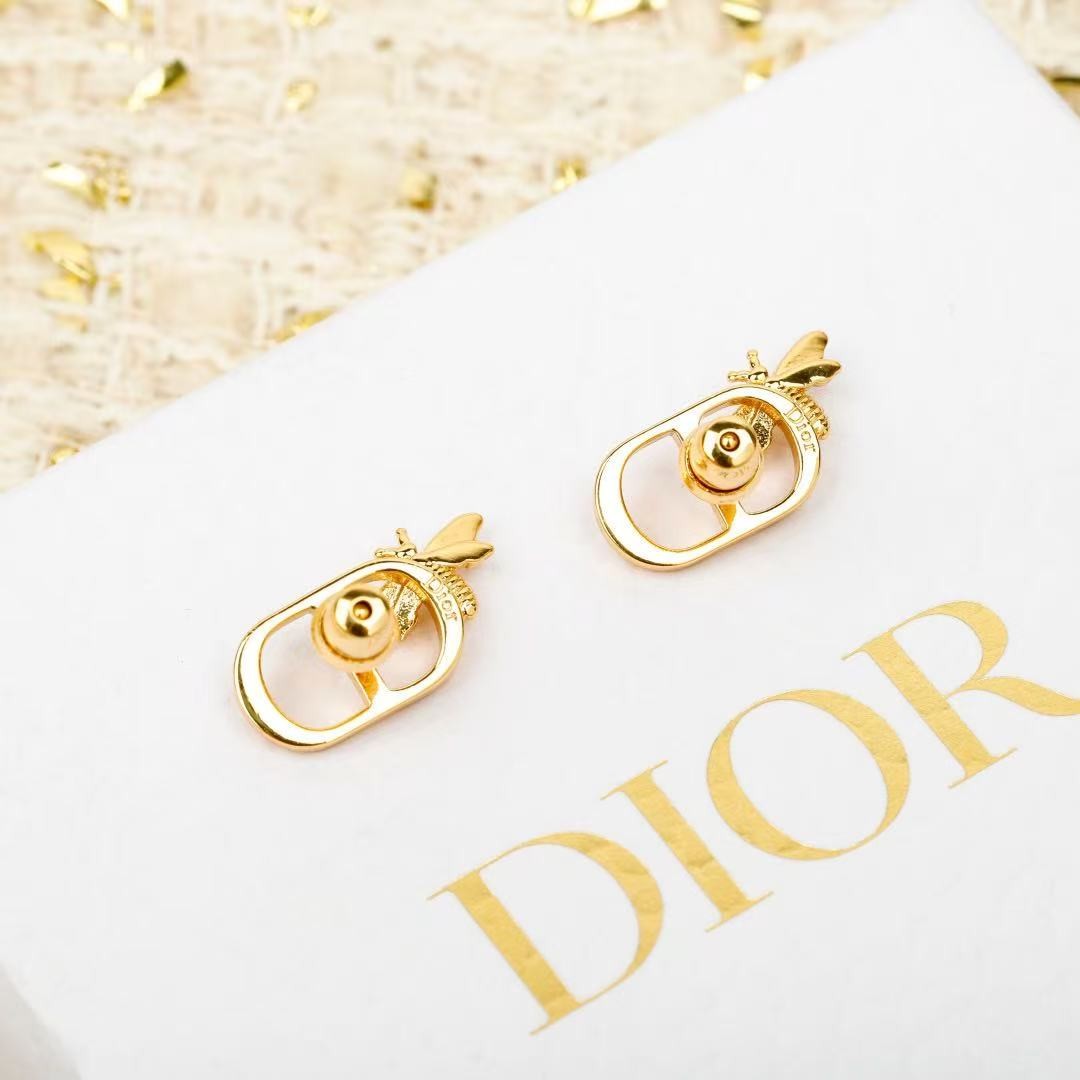 <p>DIOR&nbsp;蜜蜂耳钉</p>