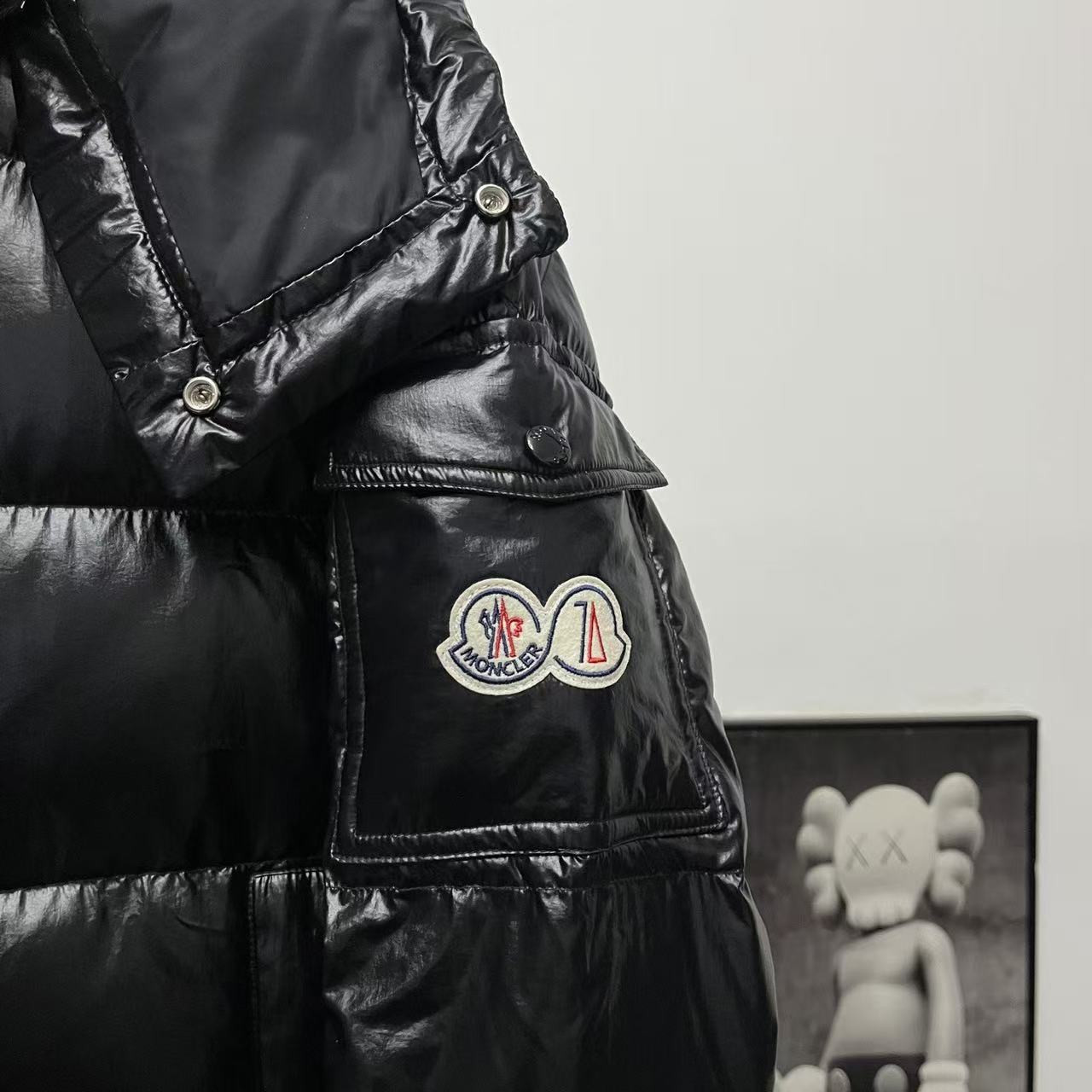 <p>Moncler 70周年双标连帽羽绒服(黑)</p>