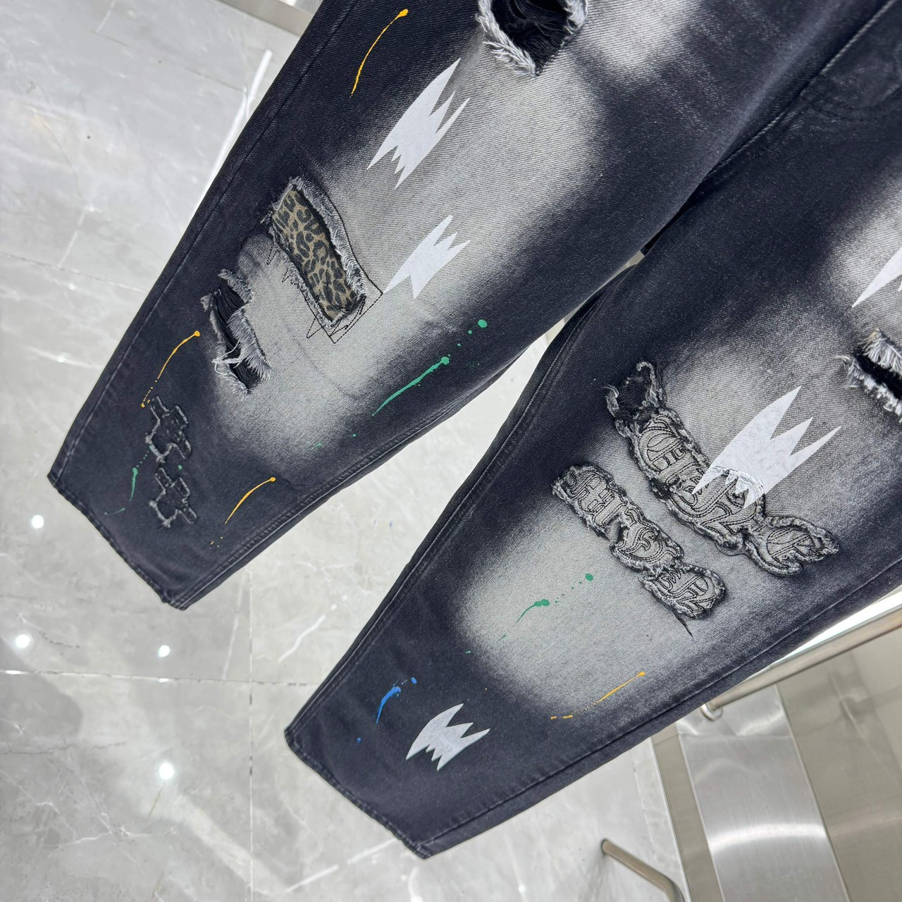 <p>CHROME HEARTS 十字架磨破牛仔裤(黑)</p>