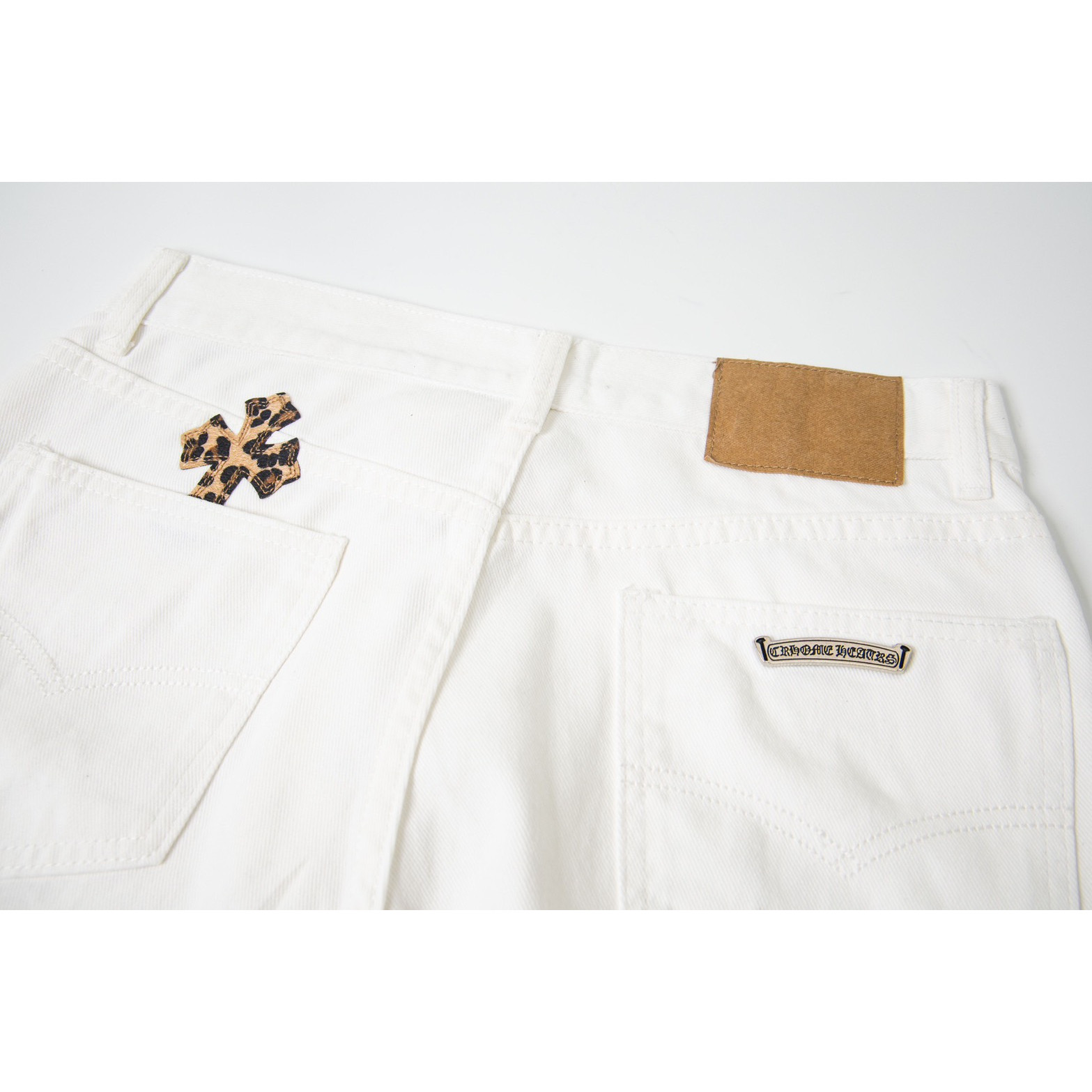 <p>CHROME HEARTS 白裤拼三色豹纹蓝皮牛仔裤(1771#)</p>