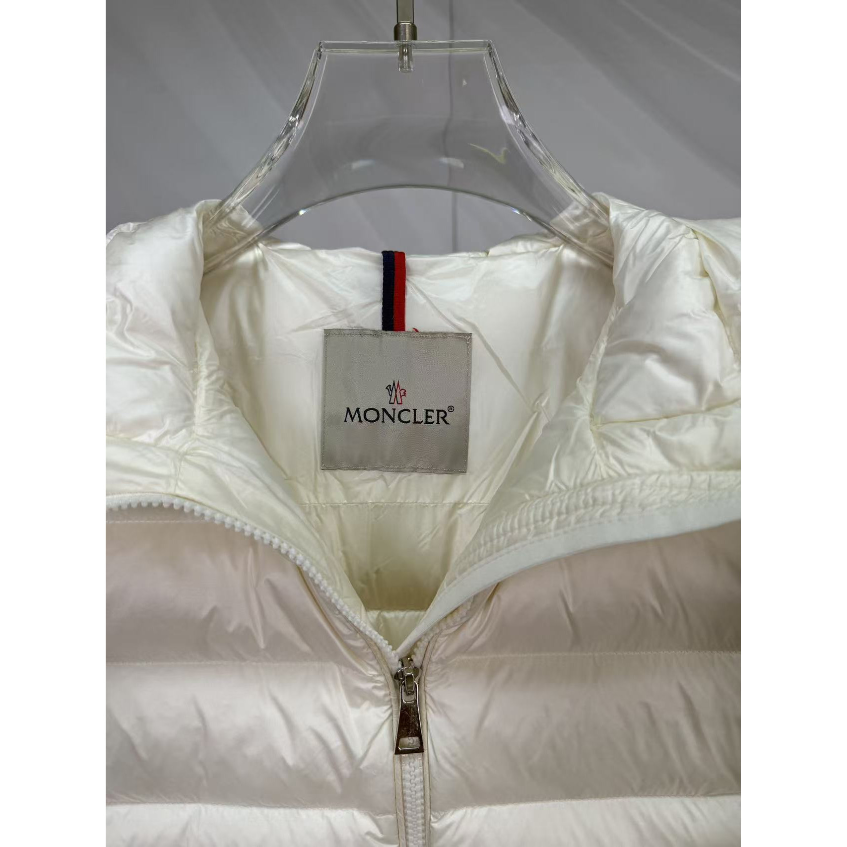 <p>Moncler 连帽中长羽绒服(白)</p>