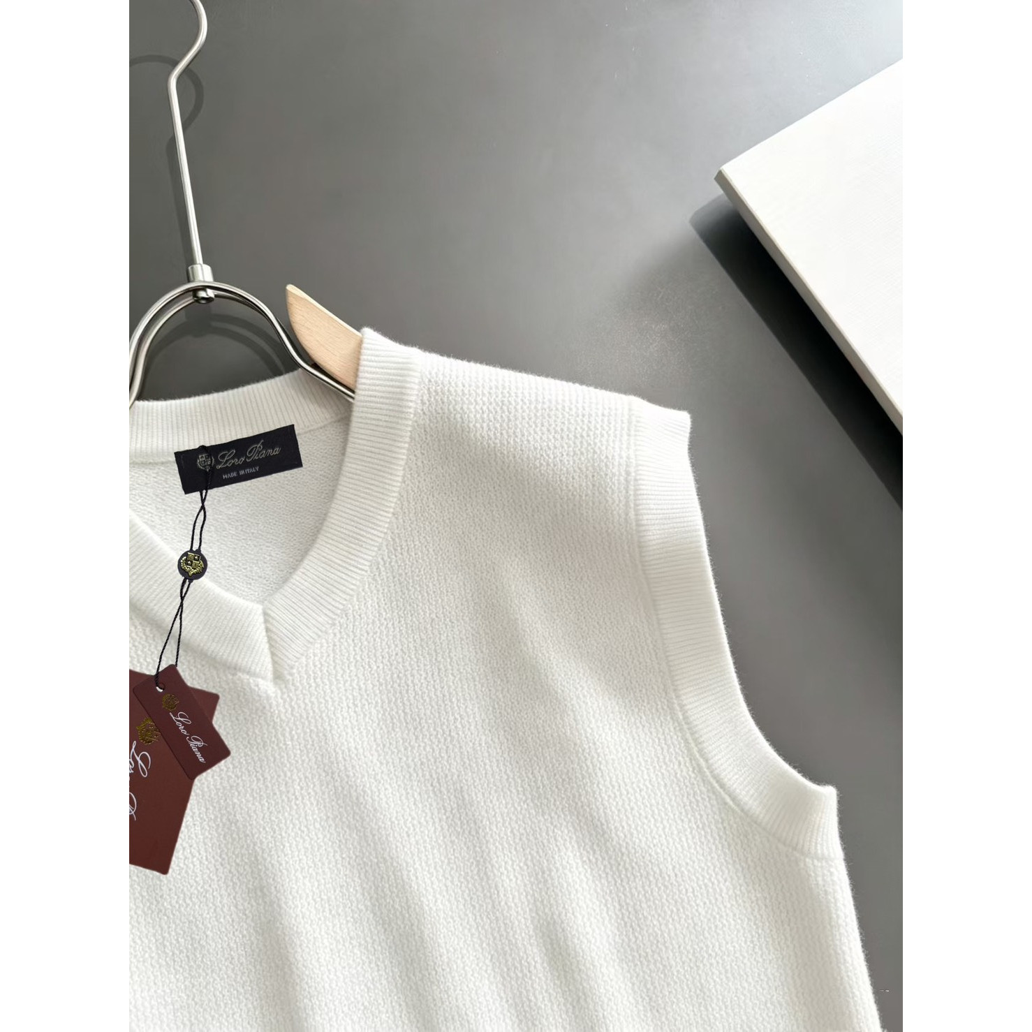 <p>Loro Piana V领针织马甲(白)</p>