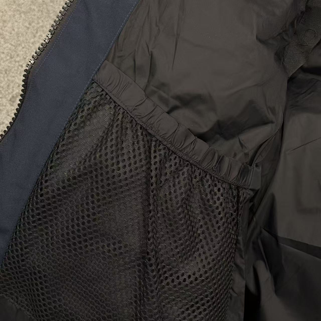 <p>Canada Goose 可拆卸兜帽全長款羽绒服(藏青)</p>