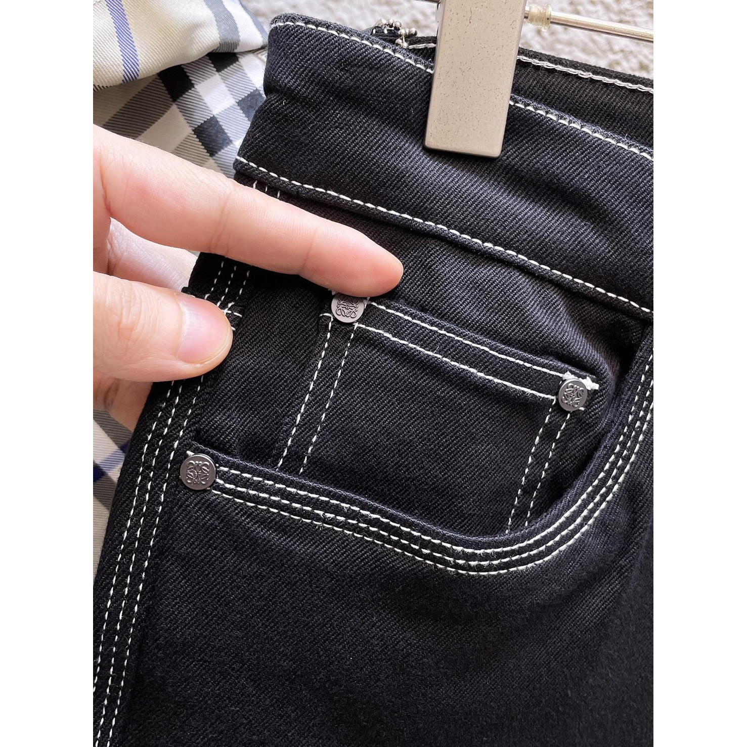 <p>LOEWE&nbsp;高端牛仔裤(黑)</p>
