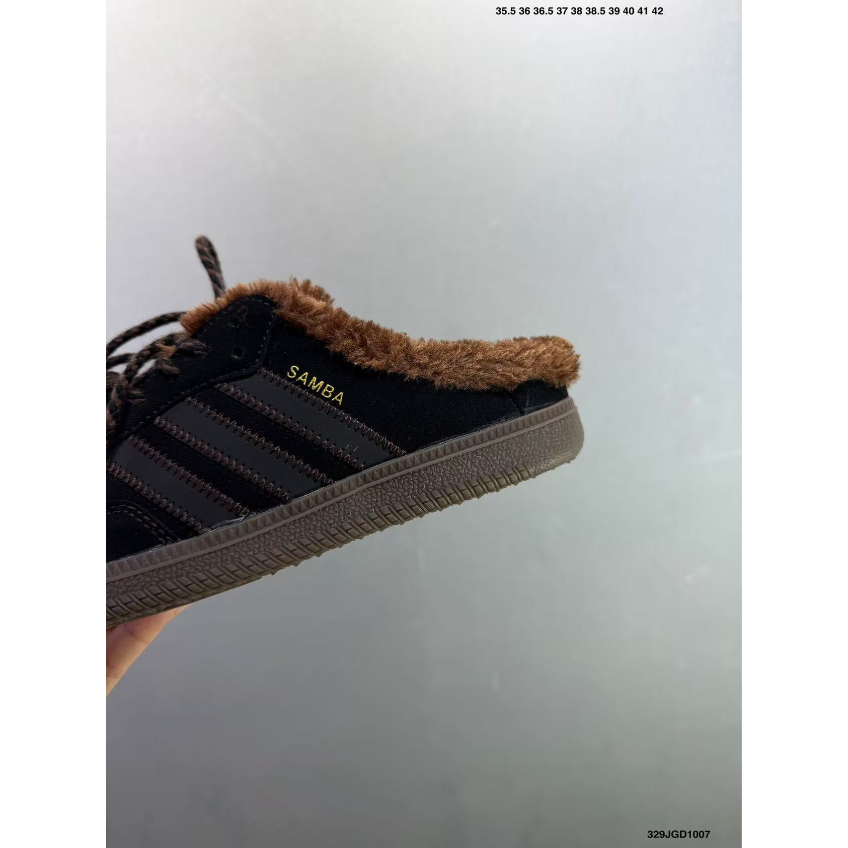 <p>Adidas Originals Samba OG Mule 休闲拖鞋(黑)</p>