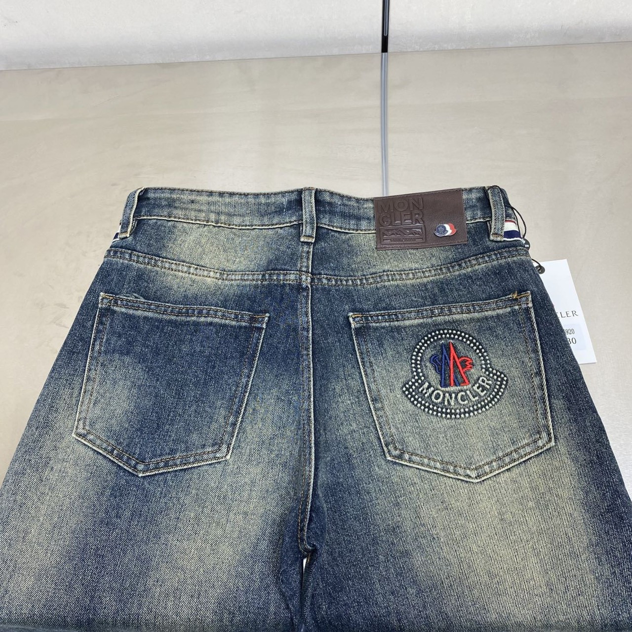 <p>MONCLER 丹宁水洗牛仔裤(6928)</p>