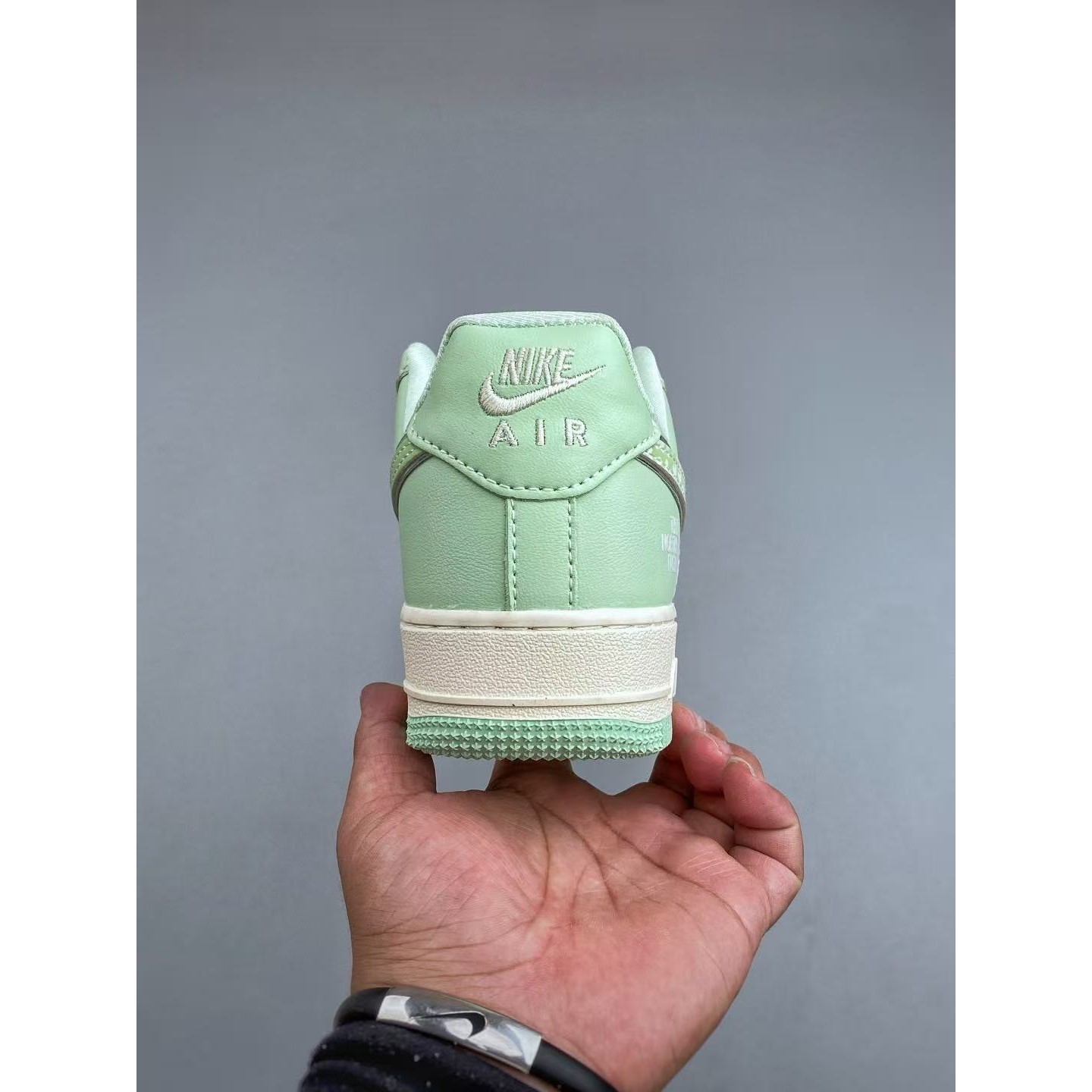 <p>Nike Air Force1 07 low &nbsp;联名款(綠)</p>