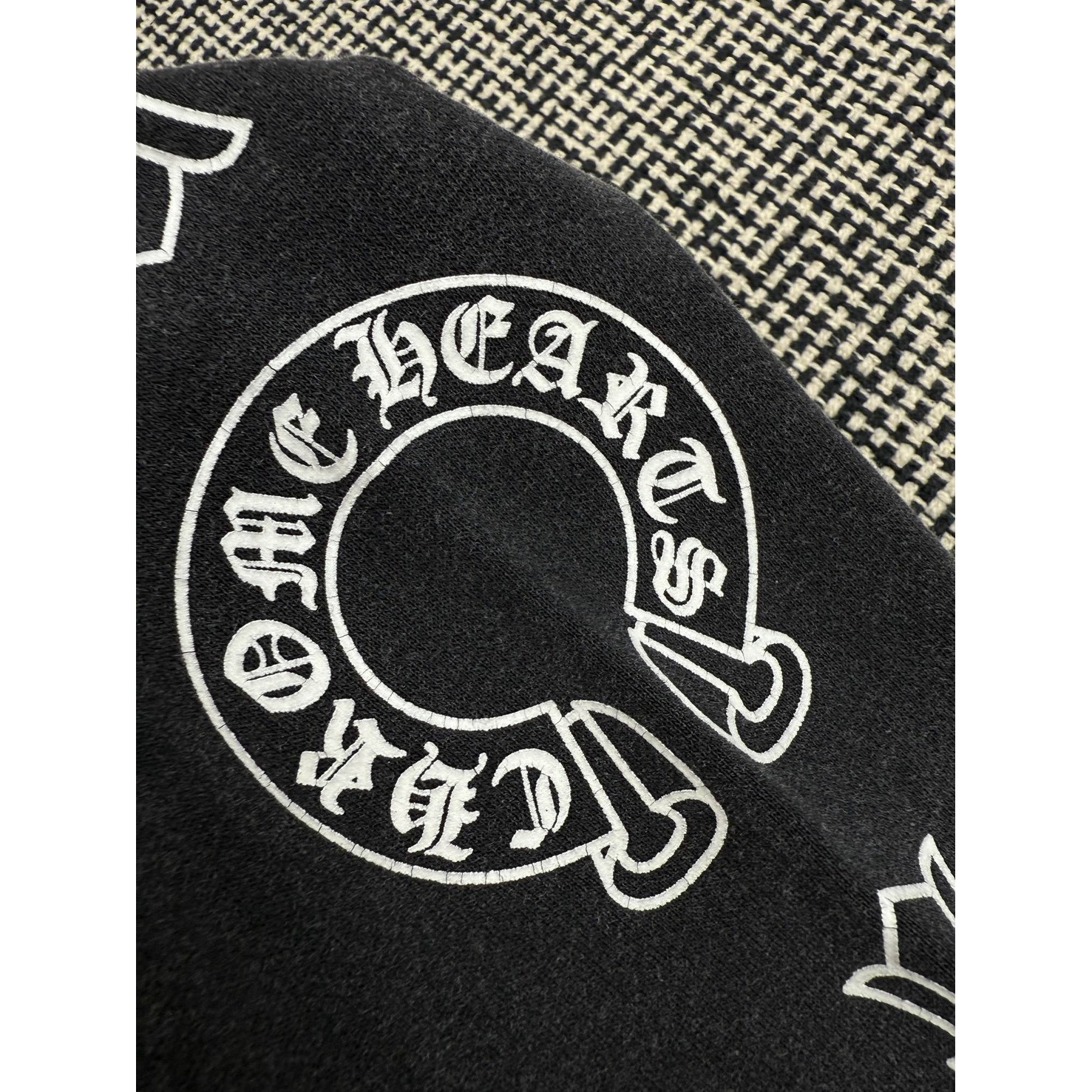 <p>Chrome Hearts 梵文图案印花洗水连帽卫衣(黑)</p>