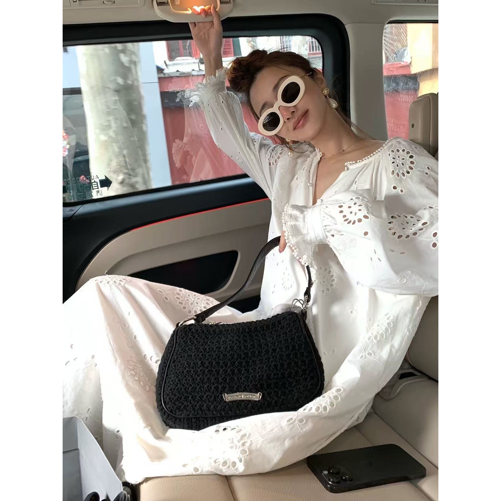 <p>CHANEL&nbsp;纽扣珍珠吊大水滴珍珠耳环</p>