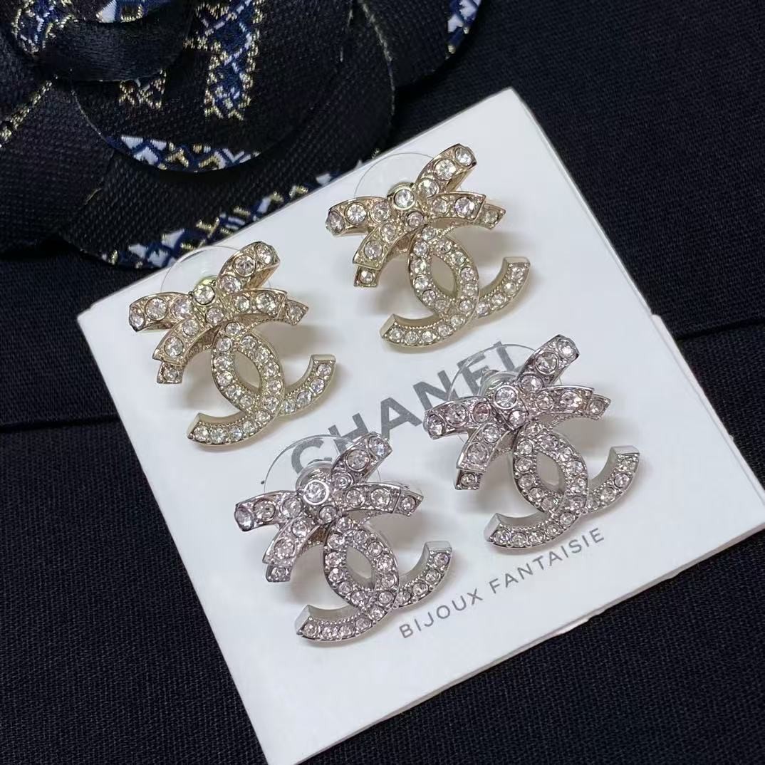 <p>CHANEL&nbsp;蝴蝶结双c耳钉</p>