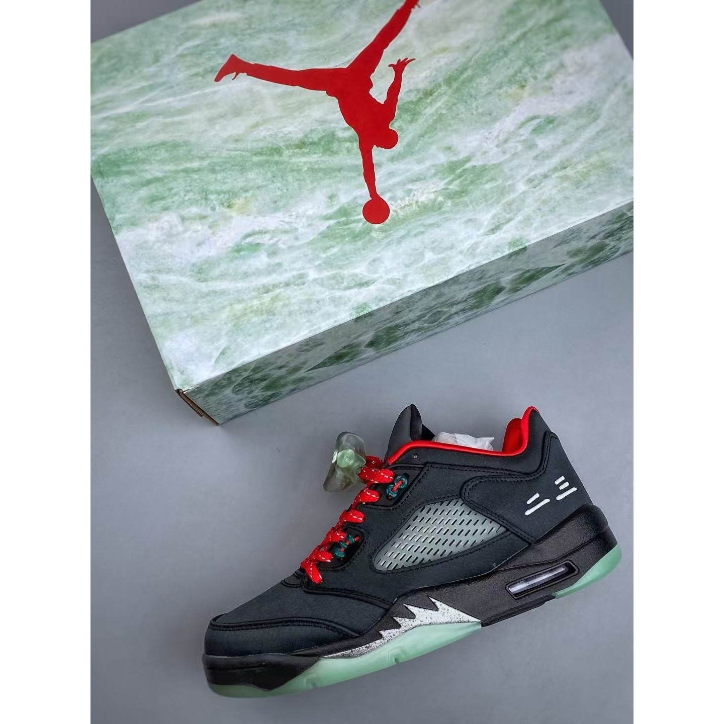<p>Air Jordan 5 Low Fire Red&nbsp; 篮球鞋(黑)</p>